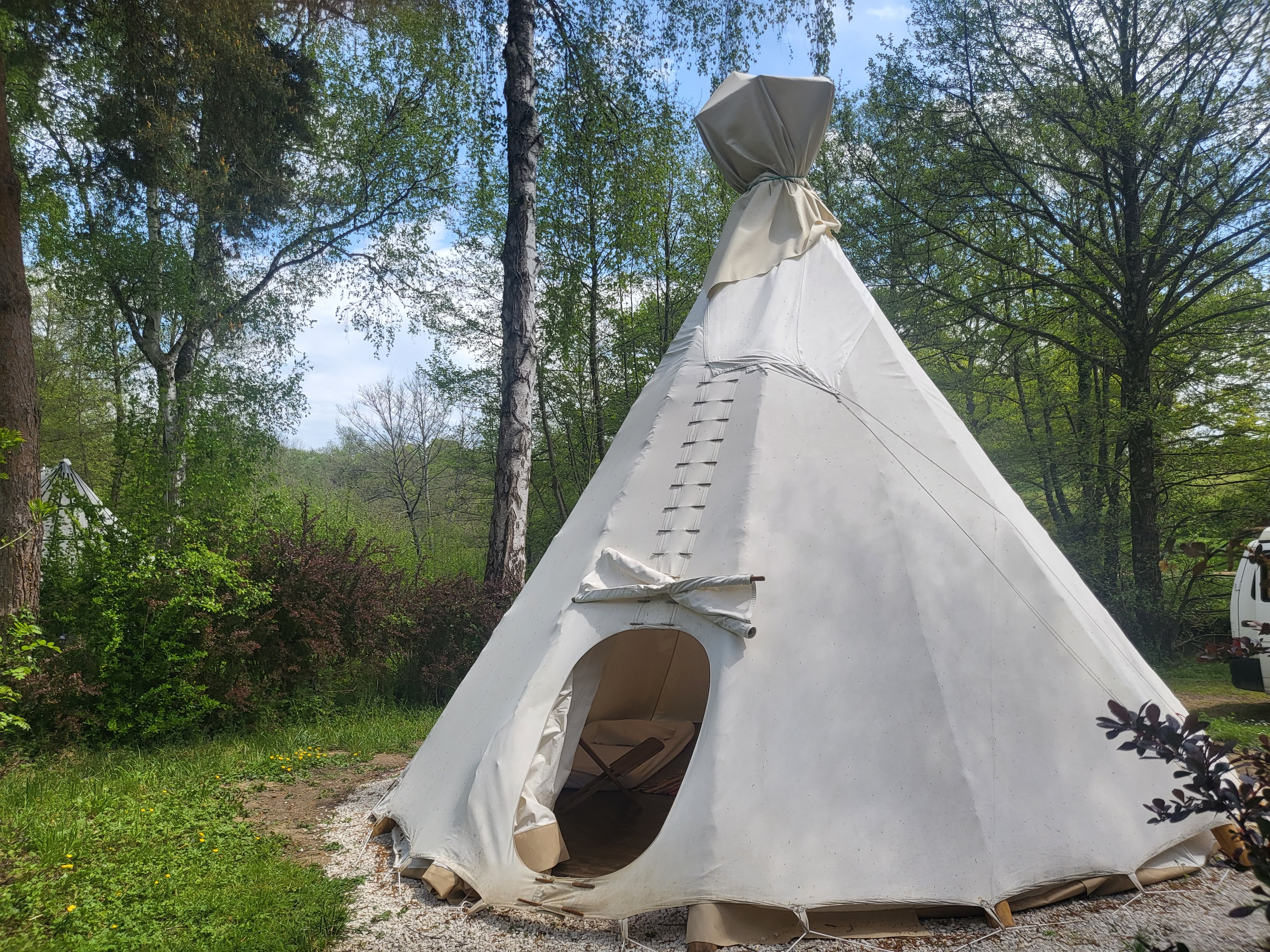 Le Tipi : une expérience immersive en Auvergne à Huriel — cuisine