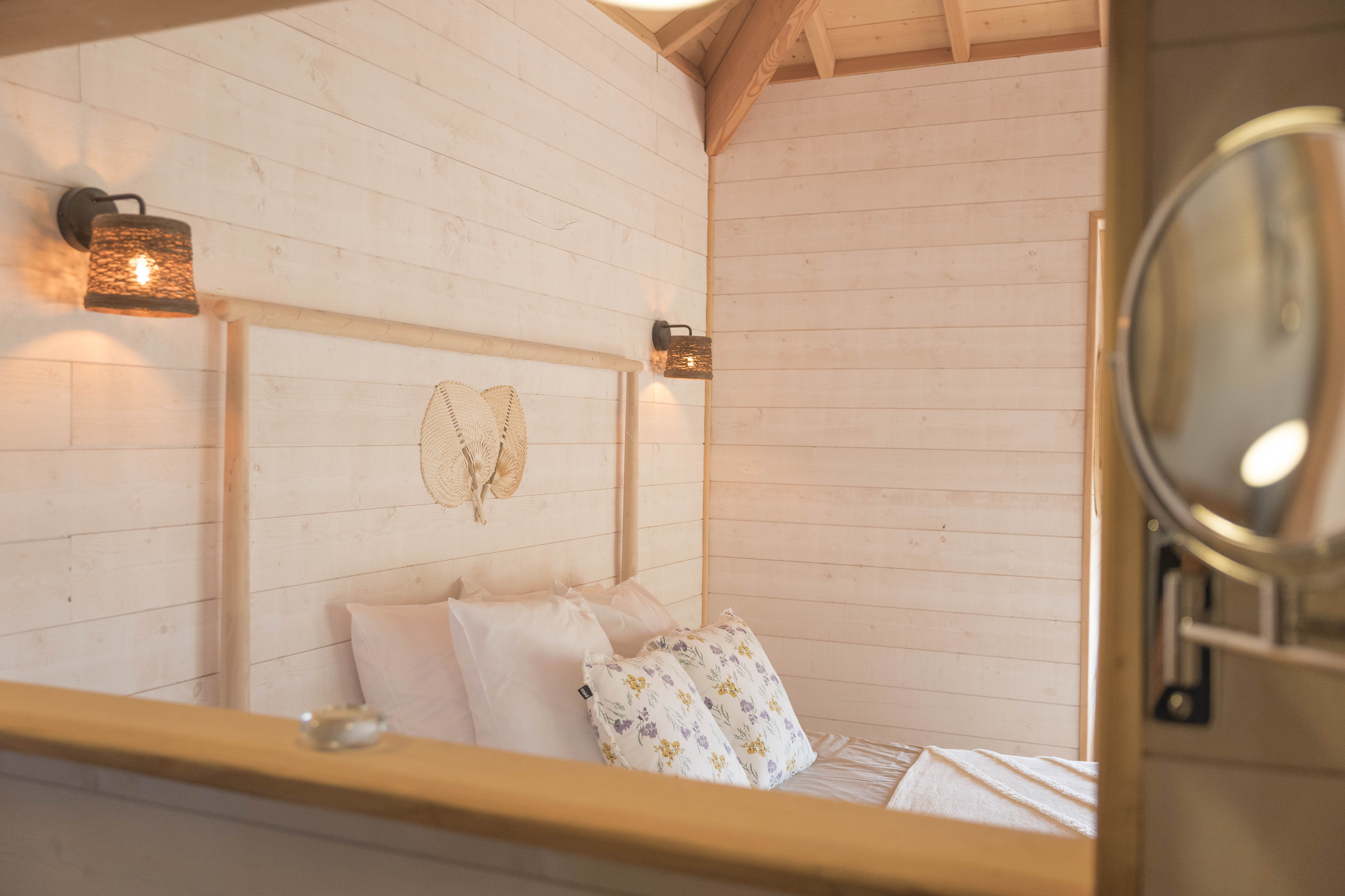 Évasion dans les arbres : Cabane Spa luxe Neizh en Bretagne à Ploemel — espace de vie
