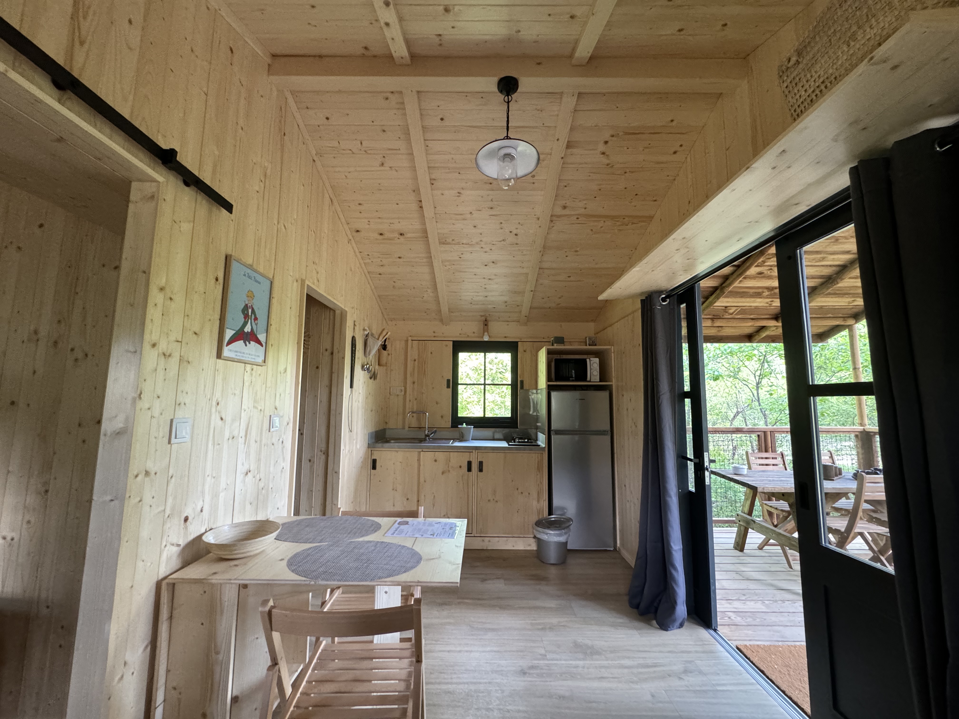 Chalet Petit-Prince : une cabane sur pilotis au cœur des Alpes à La Motte-Chalancon — vue intérieure