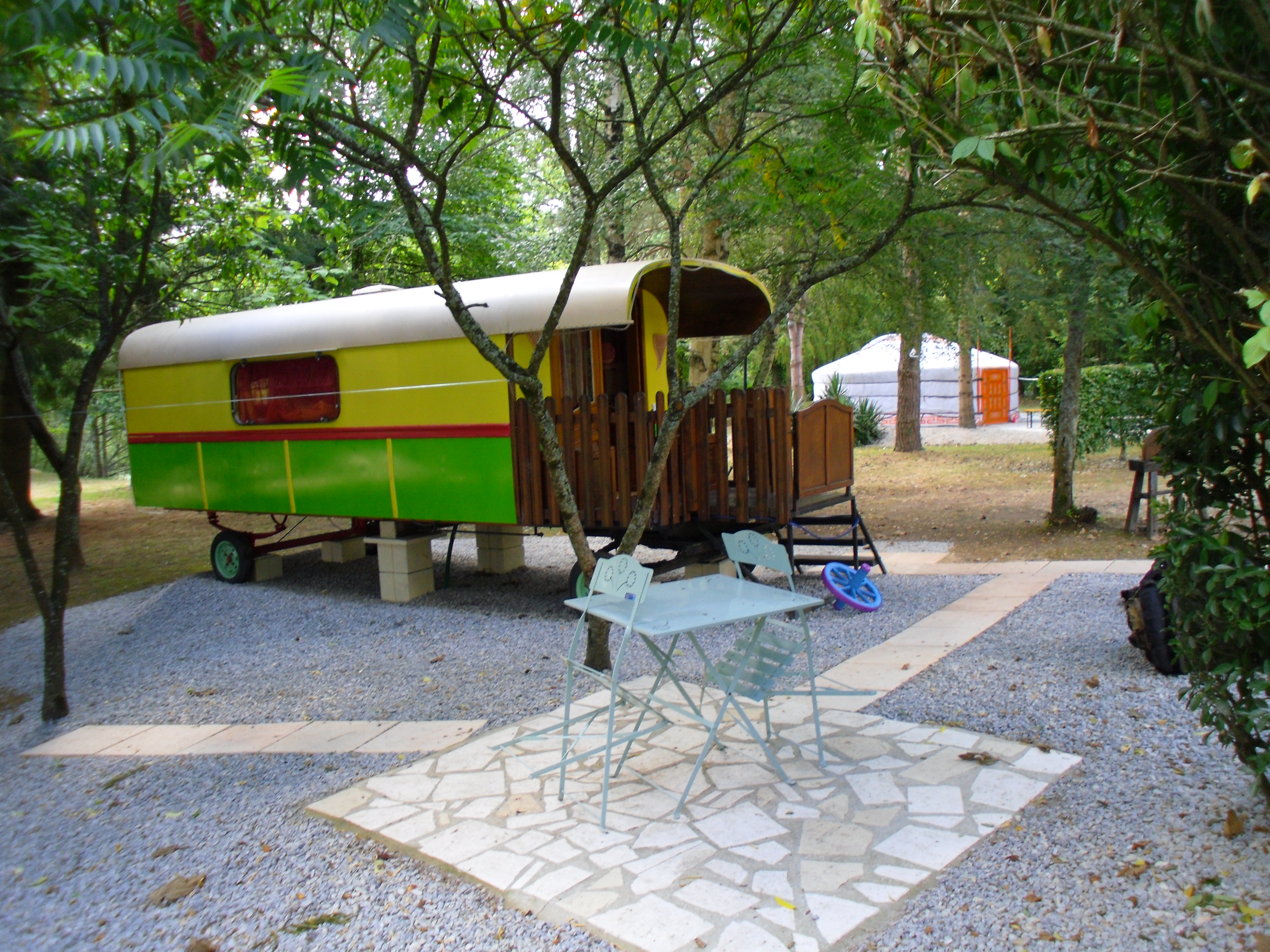 Roulotte Nino : une escapade enchantée en Pays de la Loire à Landeronde — chambre
