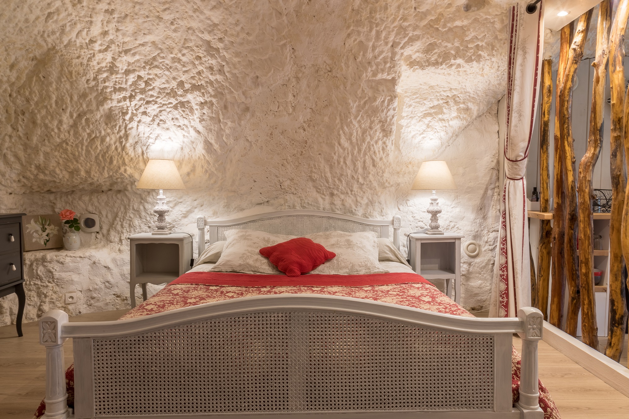 Gîte troglodytique du Vigneron : une immersion dans la roche à Noizay — salle de bain