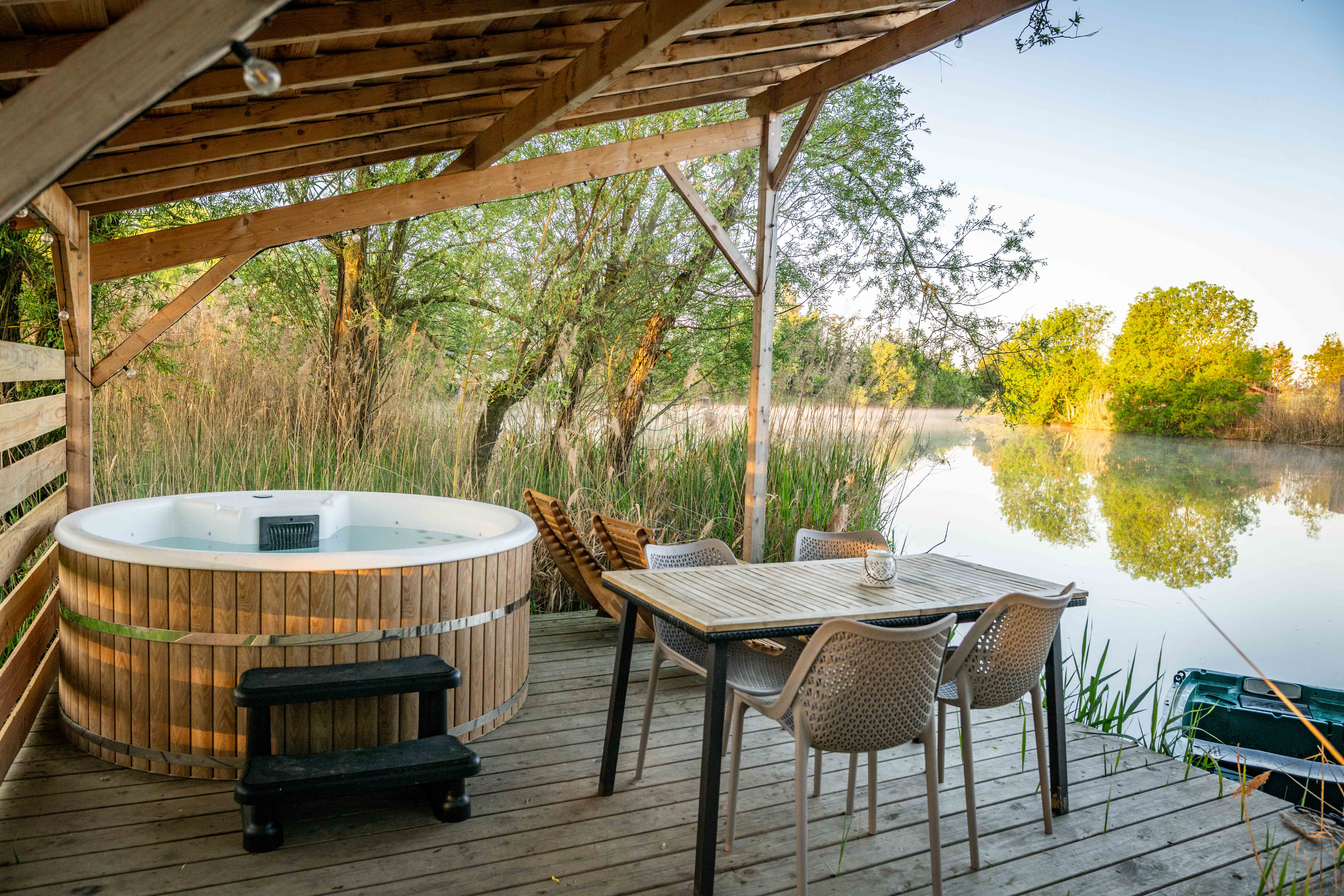 Cabane Fées 4 pers — Séjour avec spa à Ain à Meillonnas — vue intérieure