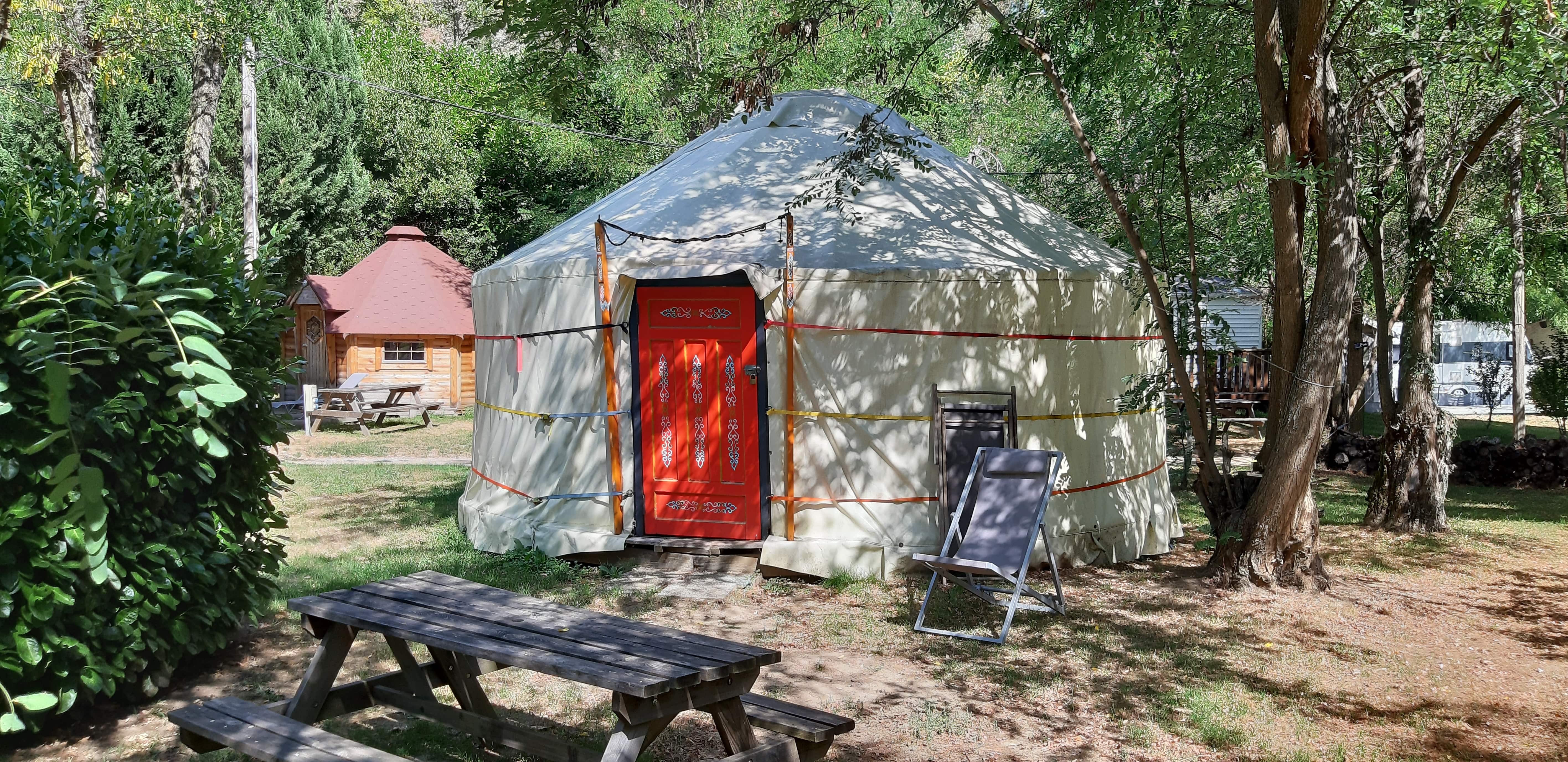 Yourte WOOD 5 personnes — Yourte avec spa à Ardèche