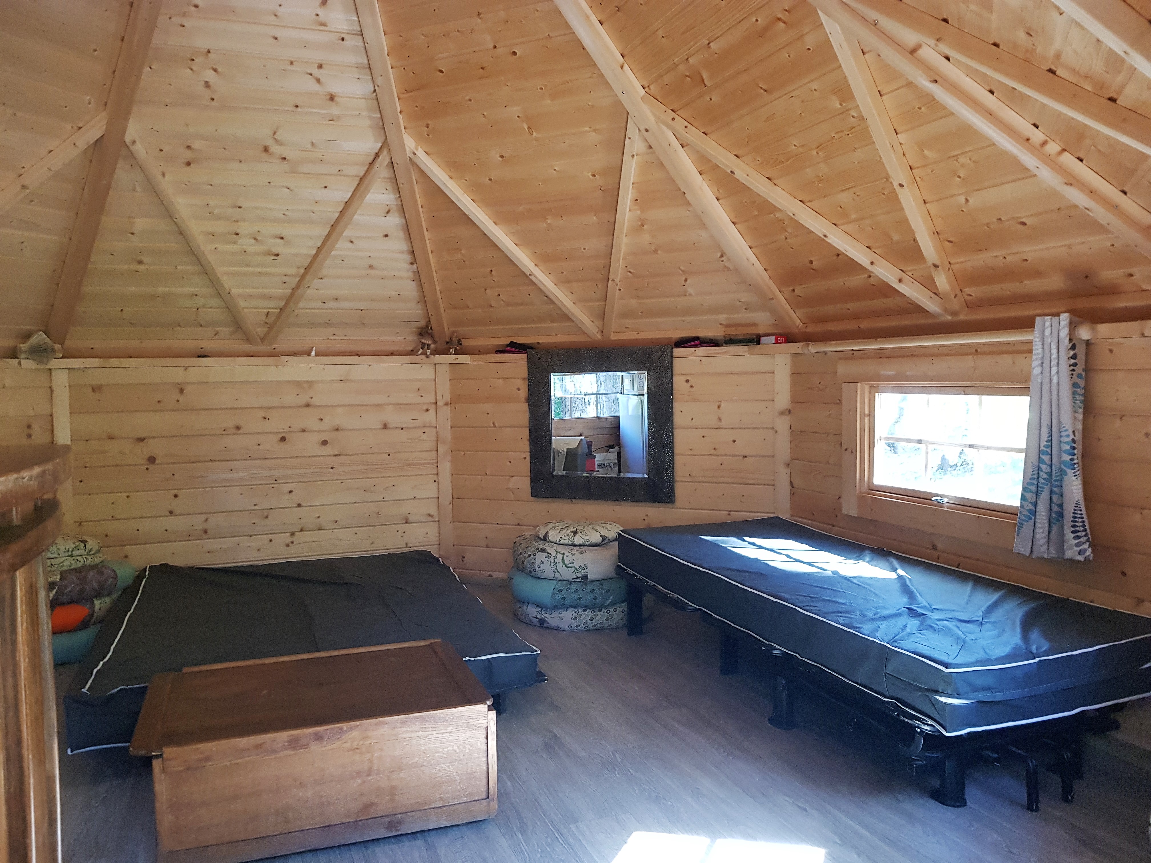 Refuge esprit cabane 3 pers — Kota avec spa à Iscle de Prelles à Saint-Martin-de-Queyrières — espace de vie