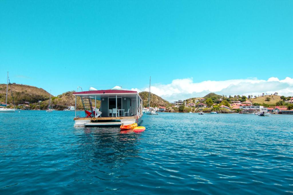 Aqua Lodge le Rêve flottant — Maison insolite avec terrasse panoramique à Terre-de-Haut (Guadeloupe)