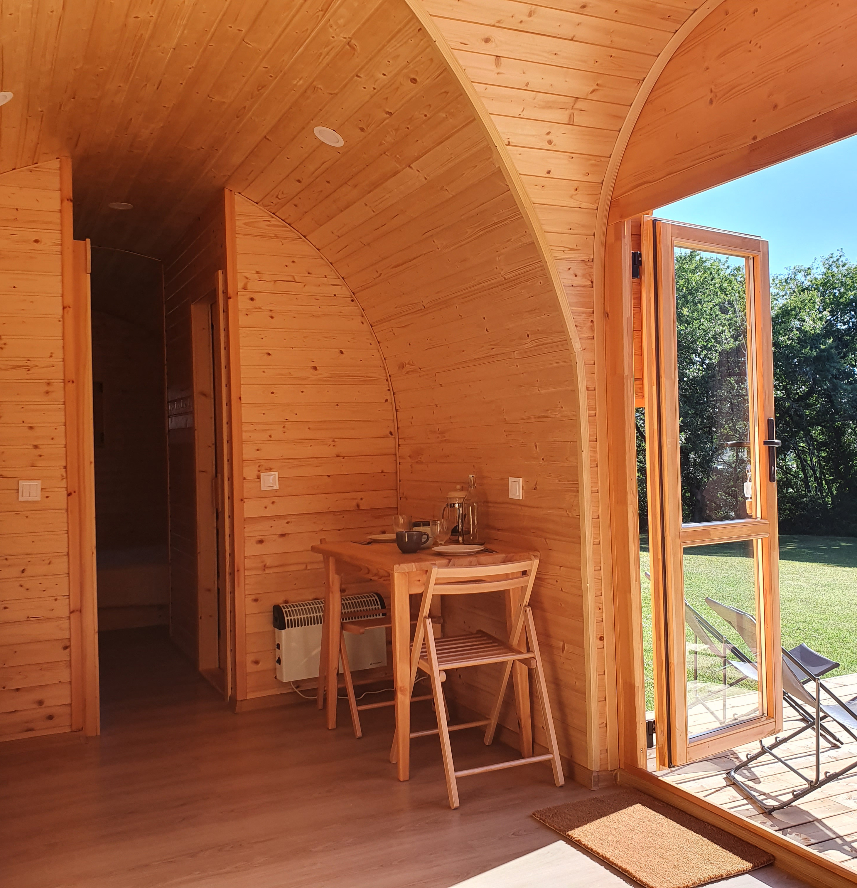 Tiny House Courréjot — Roulotte avec spa à Gers à Riguepeu — espace de vie