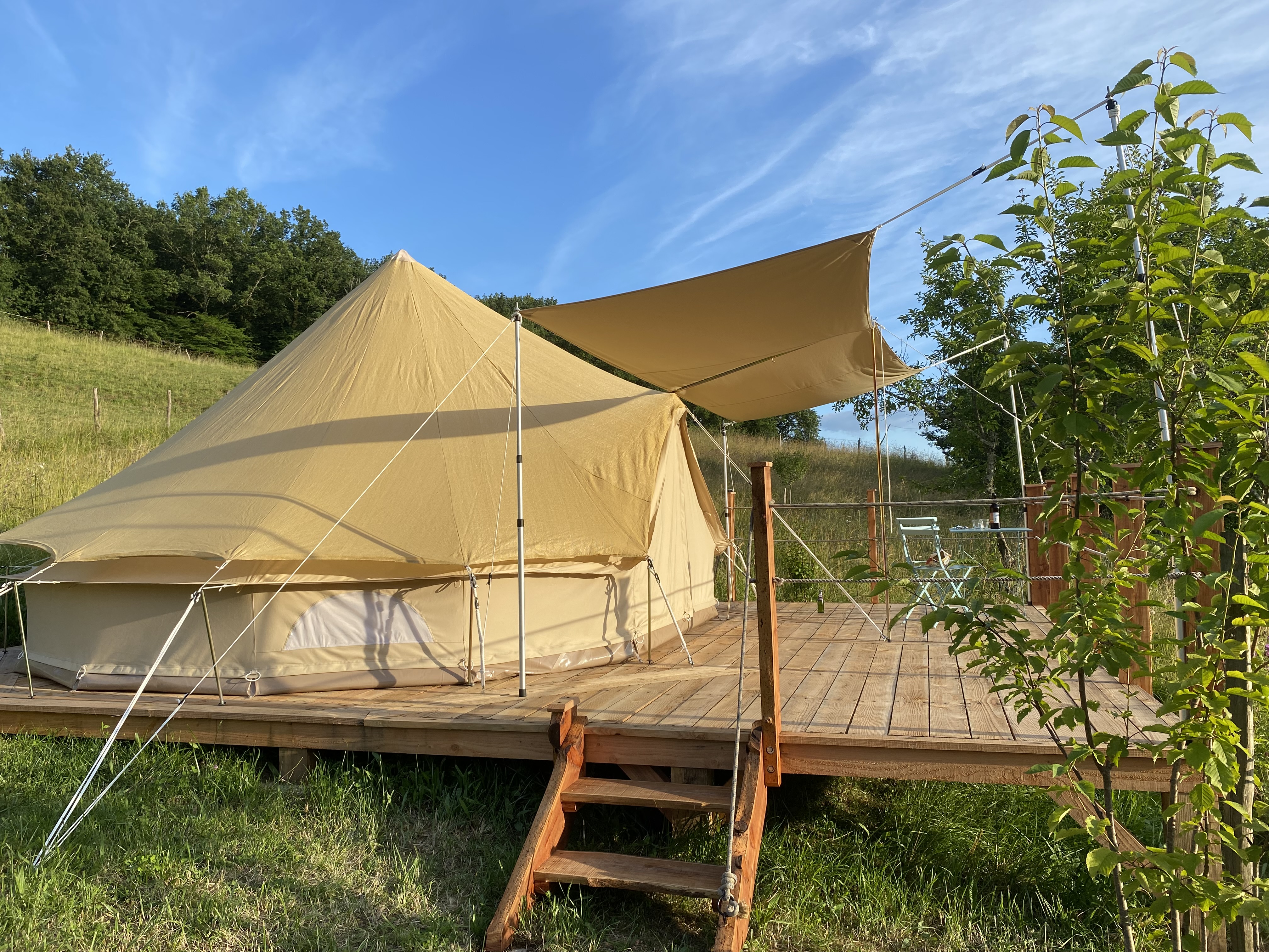 Tente Châtaigne : une expérience immersive en pleine nature à Astaillac — salle de bain
