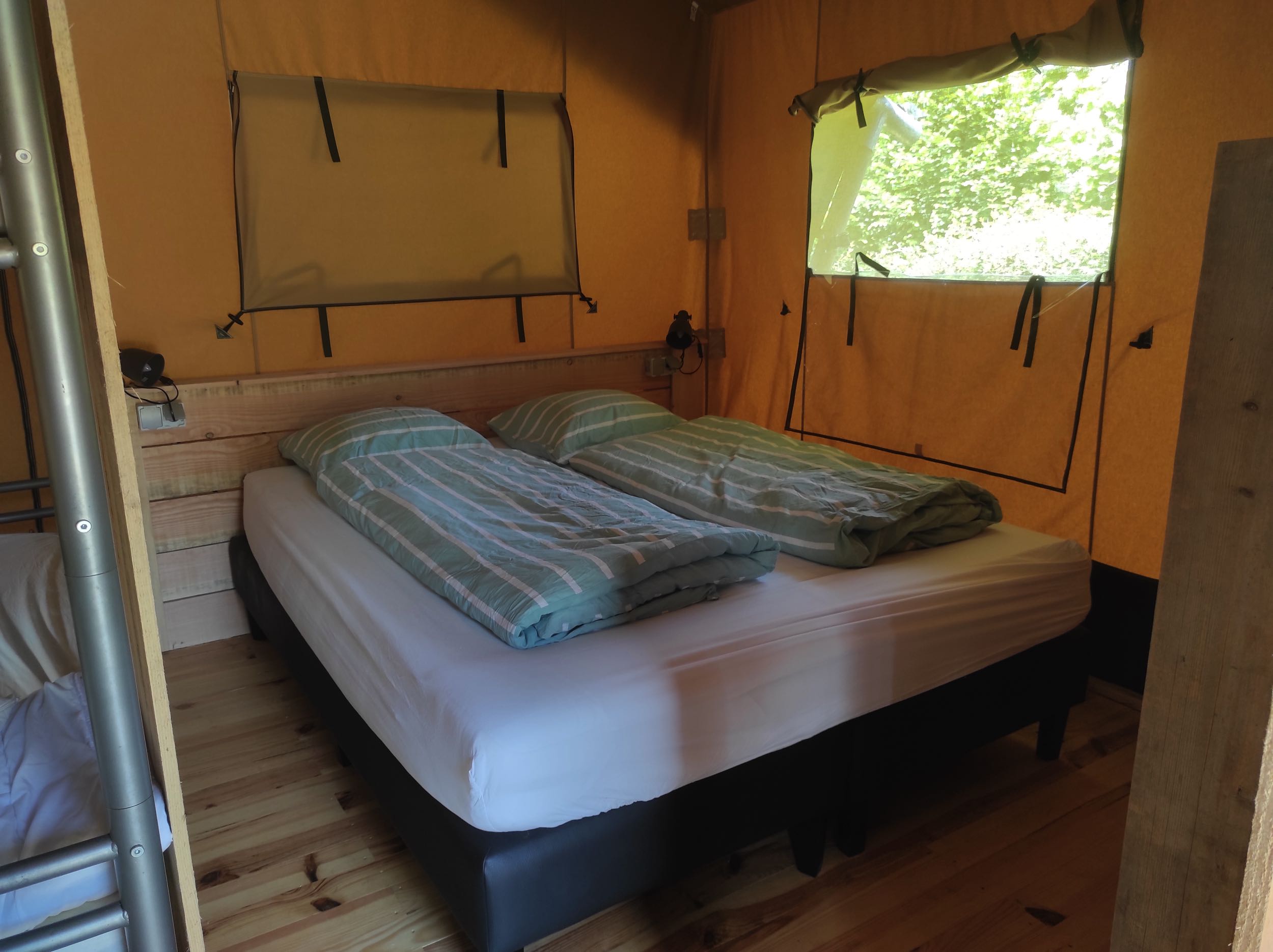 Safari lodge La Chabanne : une expérience immersive en pleine nature à Châtel-Montagne — vue depuis la terrasse