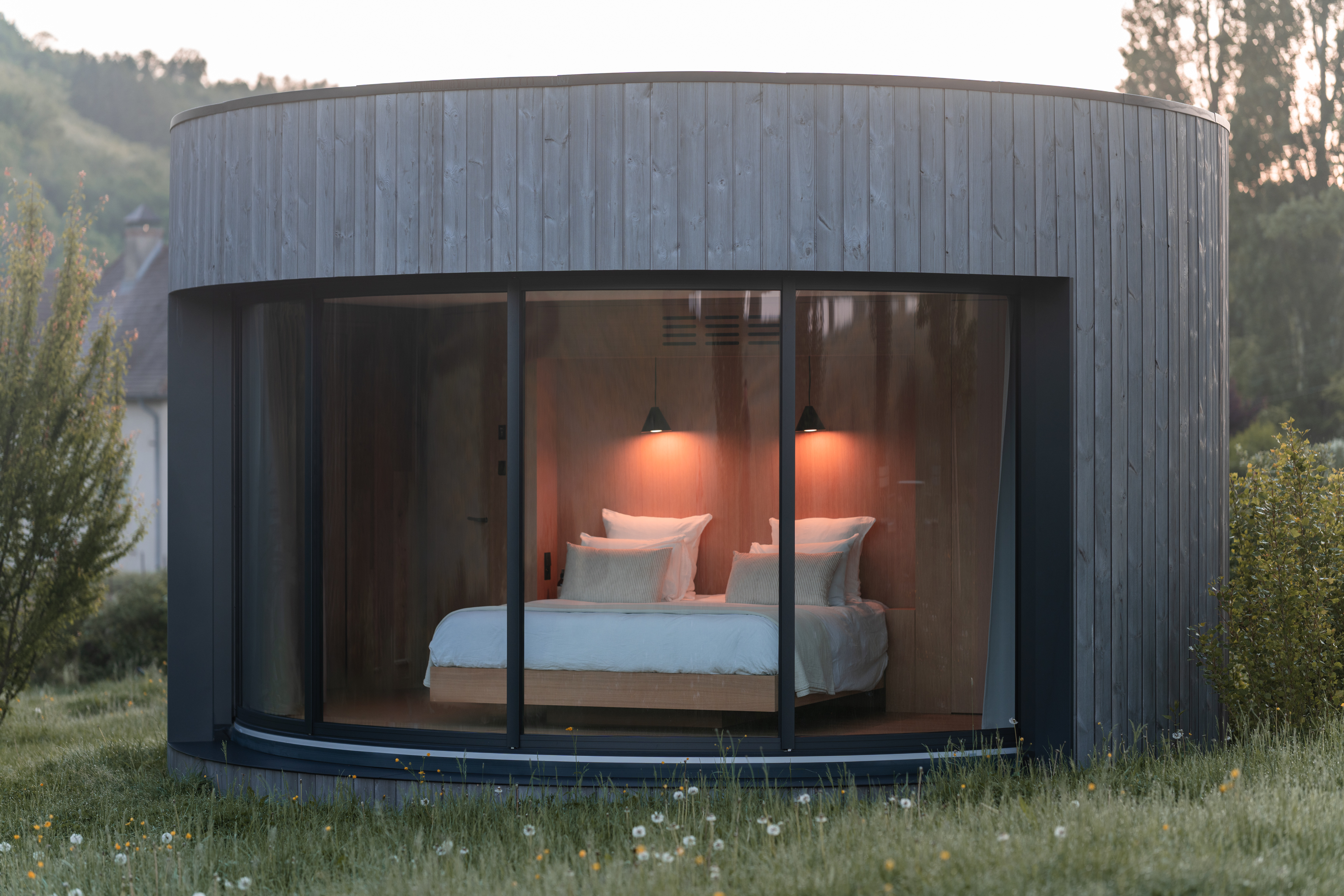 Suite prairie Tomette Singulière — Cabane avec spa à Saône-et-Loire à La Chapelle-du-Mont-de-France — chambre