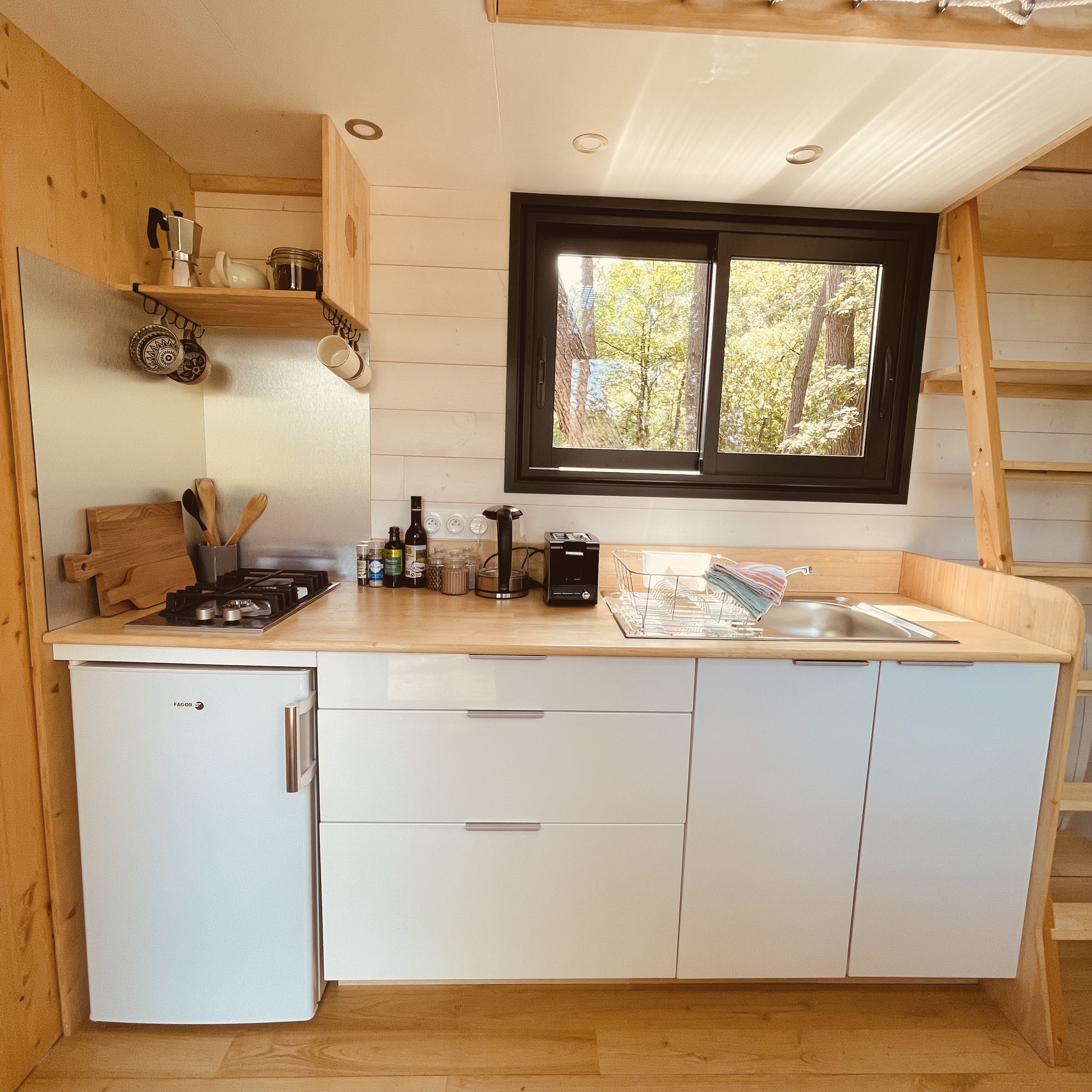 Évasion dans une tiny house moderne en Pays de la Loire à Clefs-Val-D'anjou — environnement naturel
