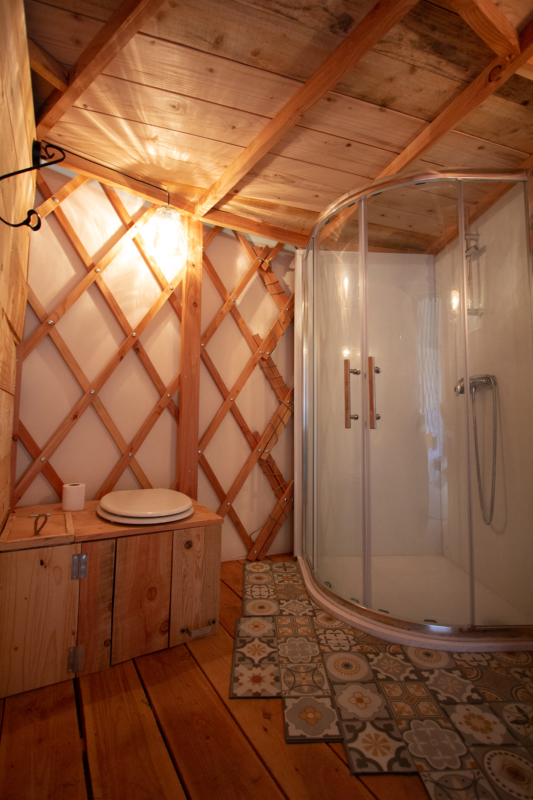 La Main Sauvage — Yourte moderne avec spa en Corrèze à Brive-la-Gaillarde — chambre
