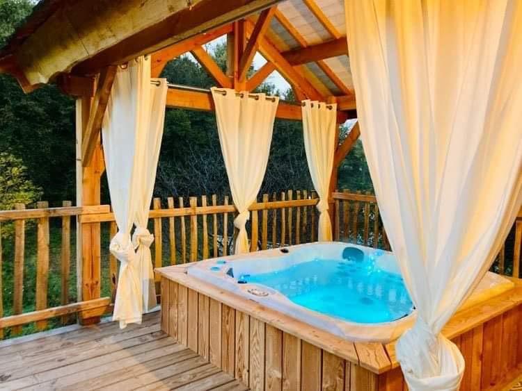 La Douce Parenthèse — Cabane sur pilotis avec Spa à Brive-la-Gaillarde à Brive-la-Gaillarde — chambre