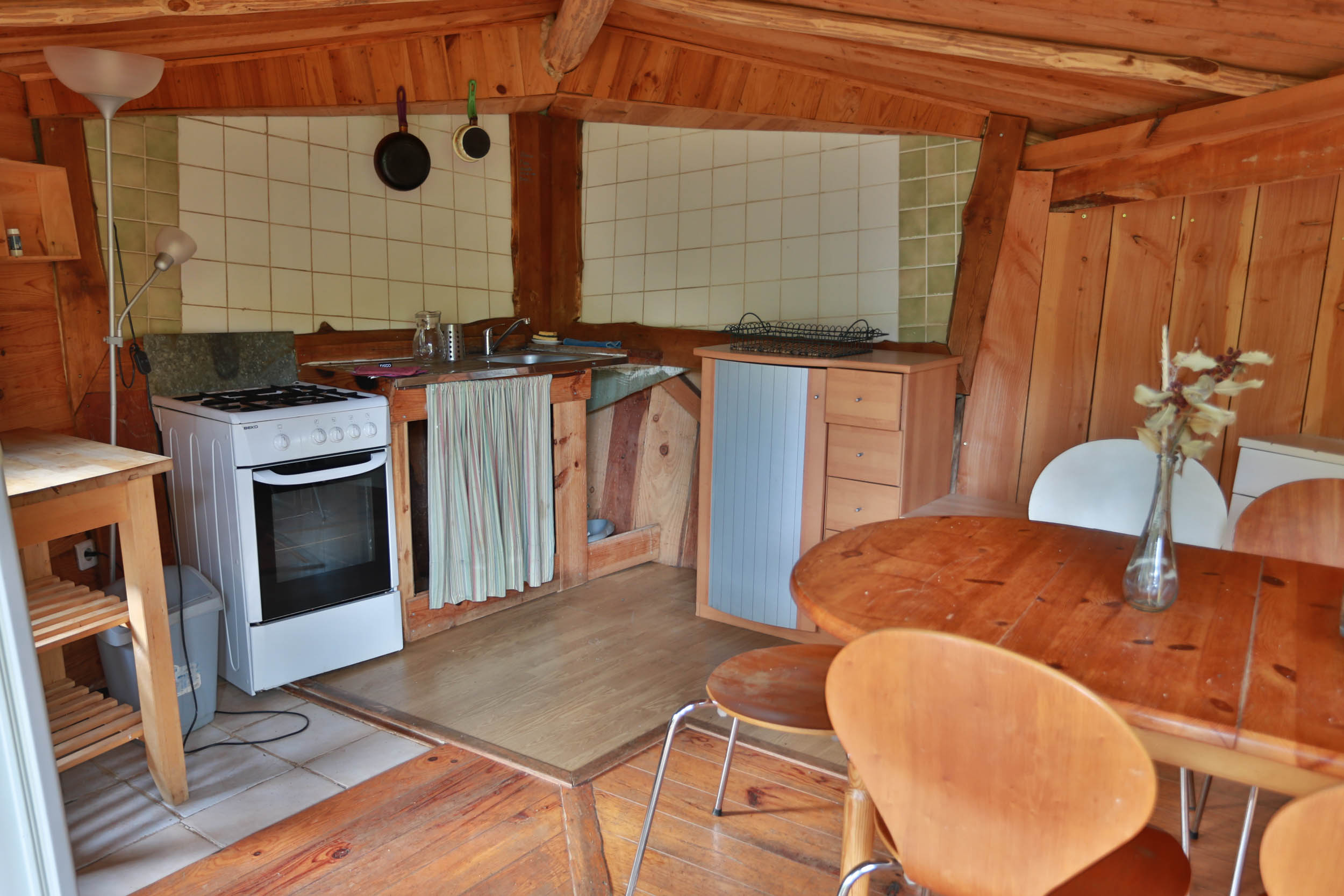 Yourte Ardèche — Nuit au bord d'un bassin naturel dans le Gard à Nîmes — cuisine