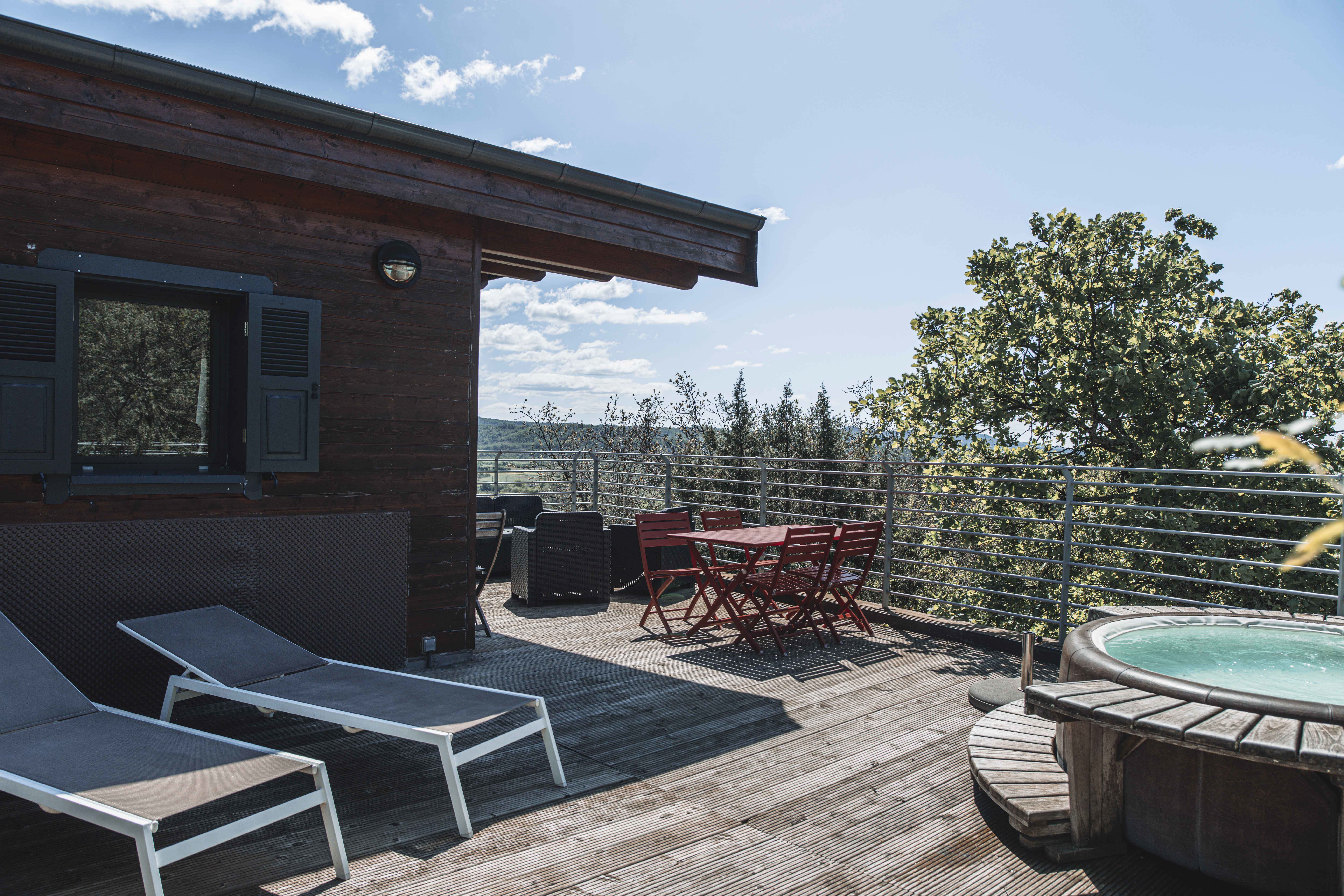 Évasion romantique dans une cabane sur pilotis avec spa — Cabane à Vogüé