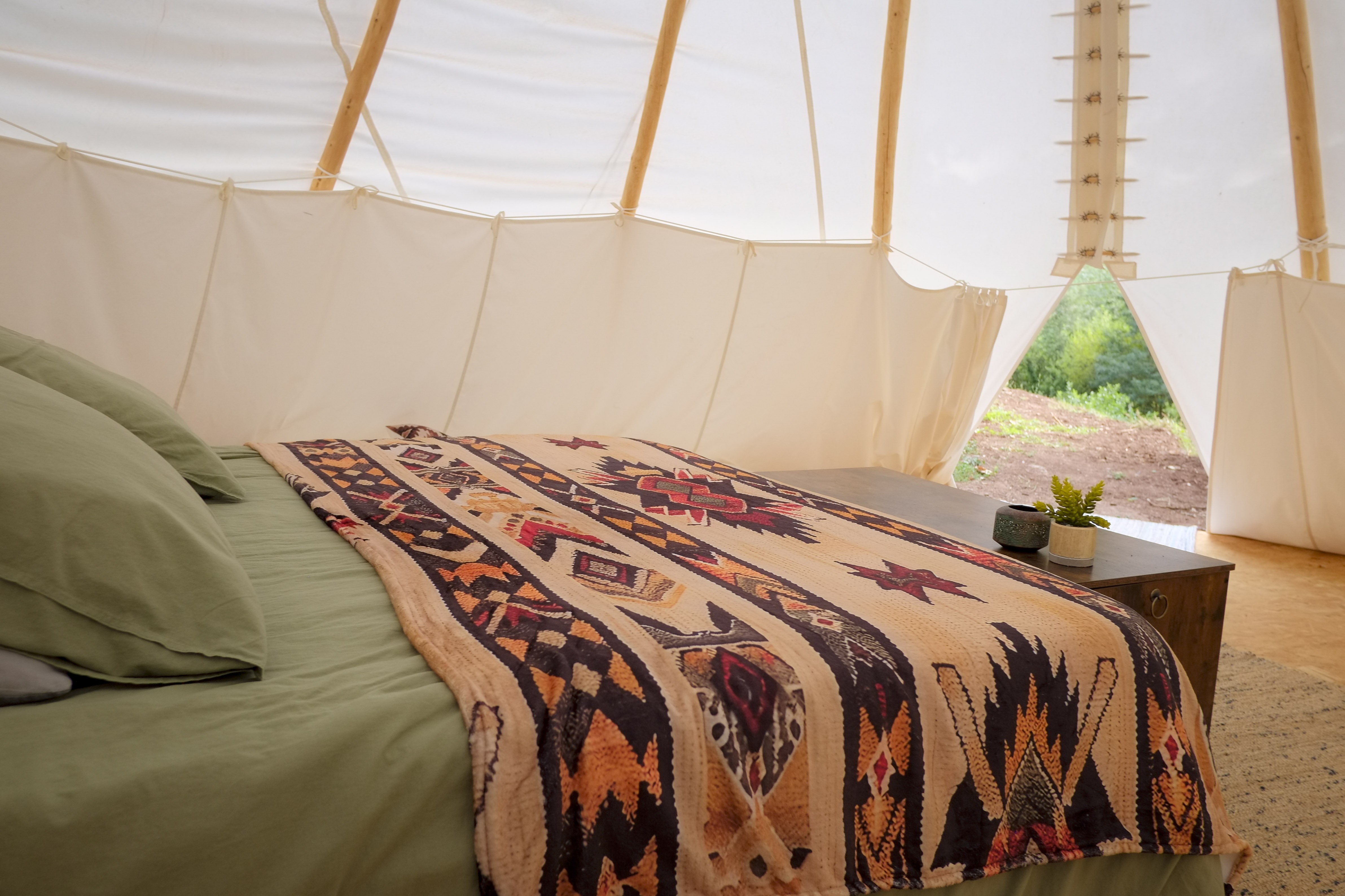 Tipi Jerolamo — Séjour nature sous un grand chêne à Hérault à Béziers — vue intérieure