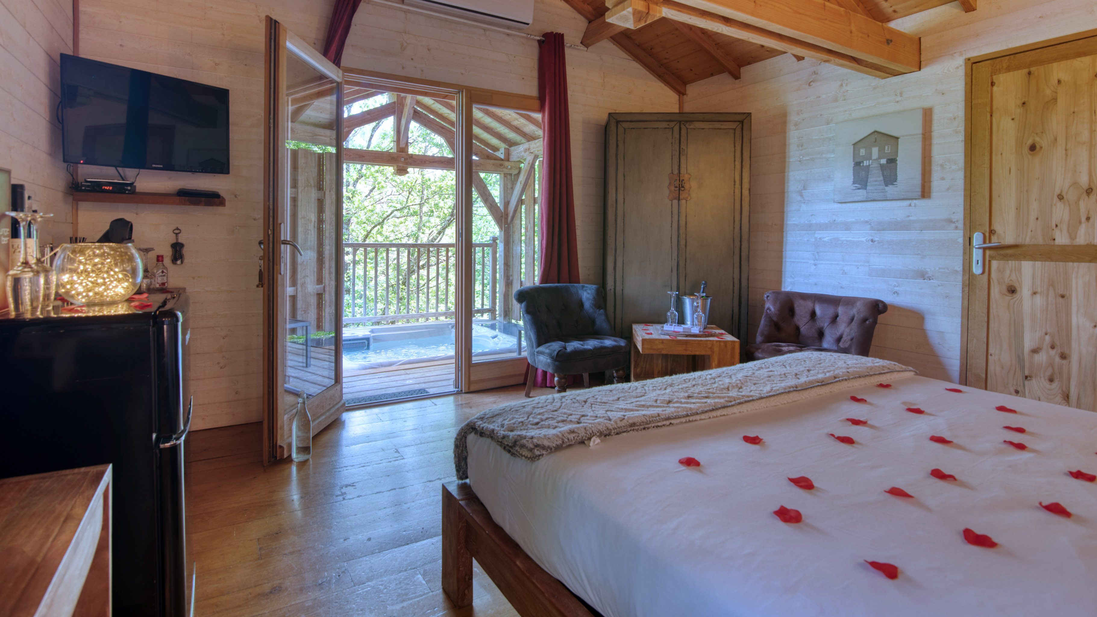 Évasion en cabane perchée avec spa en Midi-Pyrénées à Puygaillard De Quercy — vue depuis la terrasse