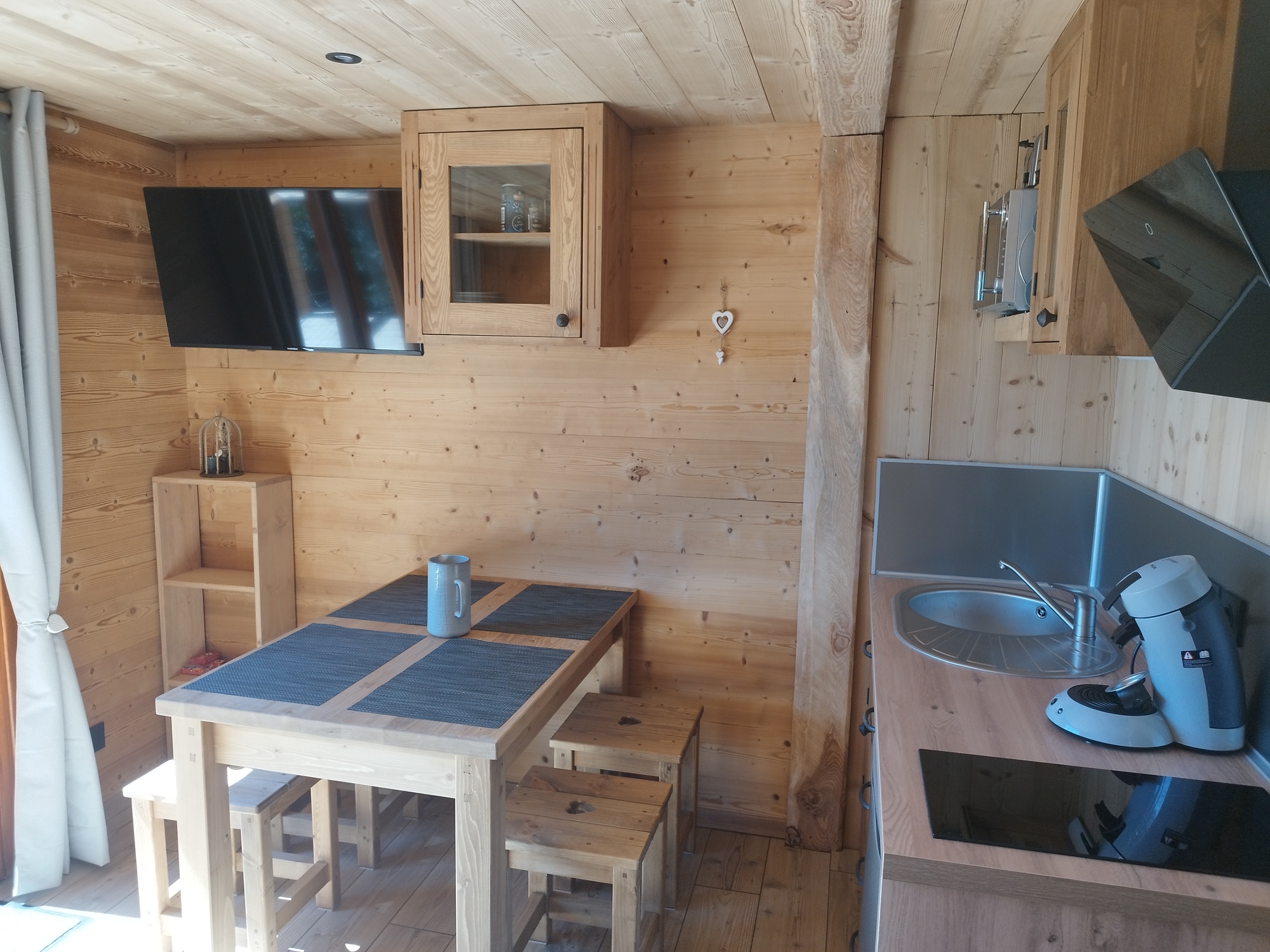 Cabane de l'Aiguille & SPA : une évasion sensorielle en Hautes-Alpes à St Julien En Champsaur — détail architectural
