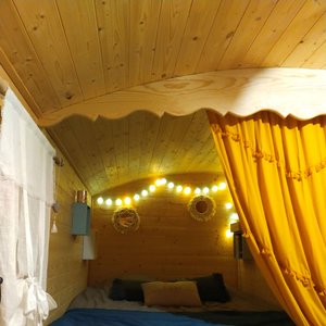Roulotte D'elfes & spa : une escapade enchantée en Nouvelle Aquitaine à Thénac — chambre