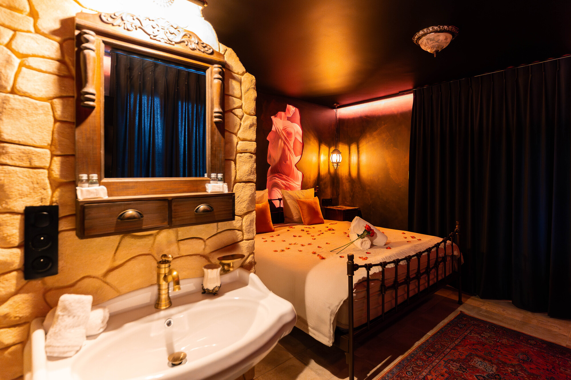 La Suite de Vénus — Chambre à thème avec Jacuzzi à Schirrhein à Schirrhein — salle de bain