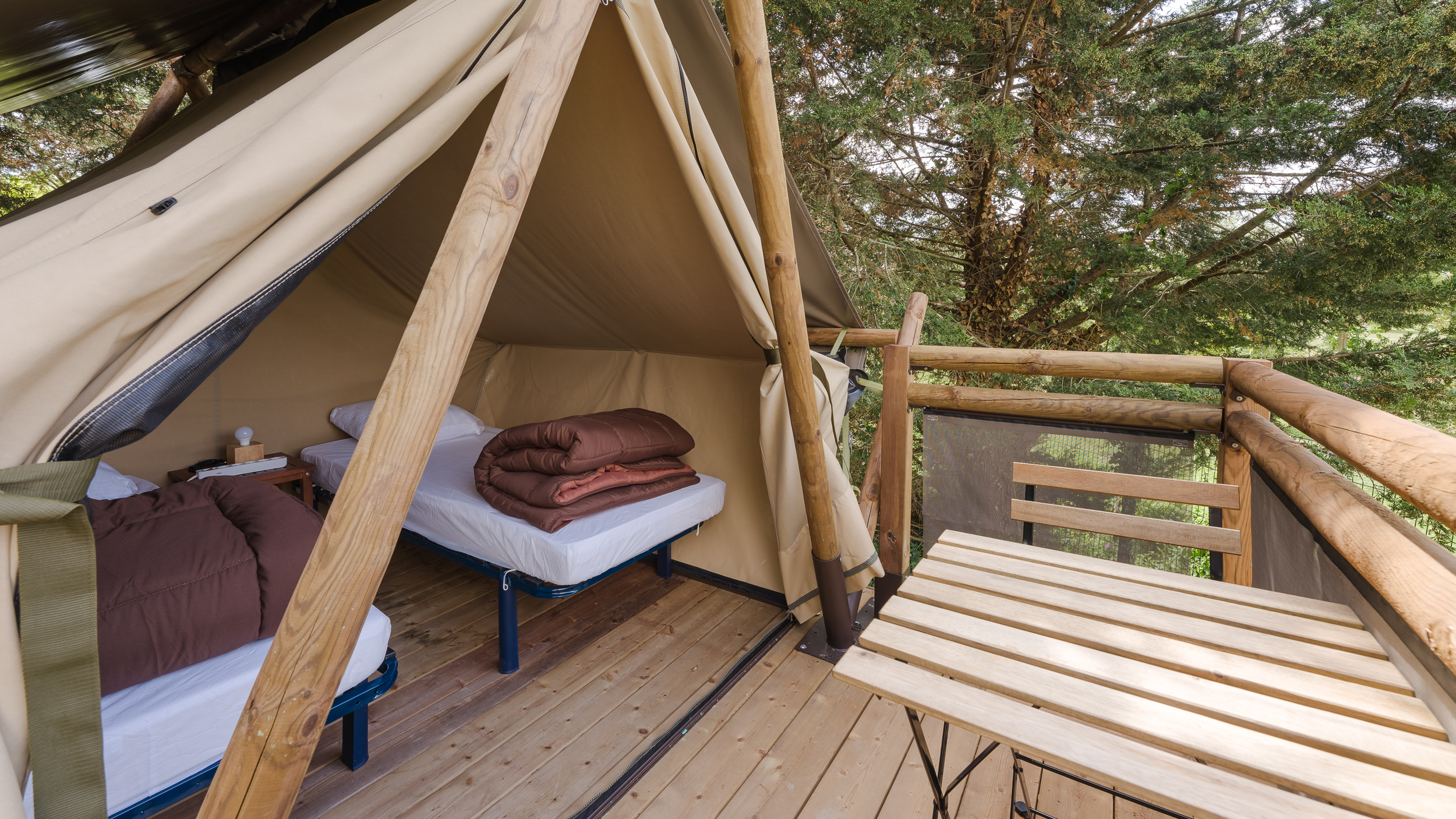Bivouac Nomade — Tente glamping au Camping du Lac de Bournazel en Corrèze à Laroche-près-Feyt — espace de vie