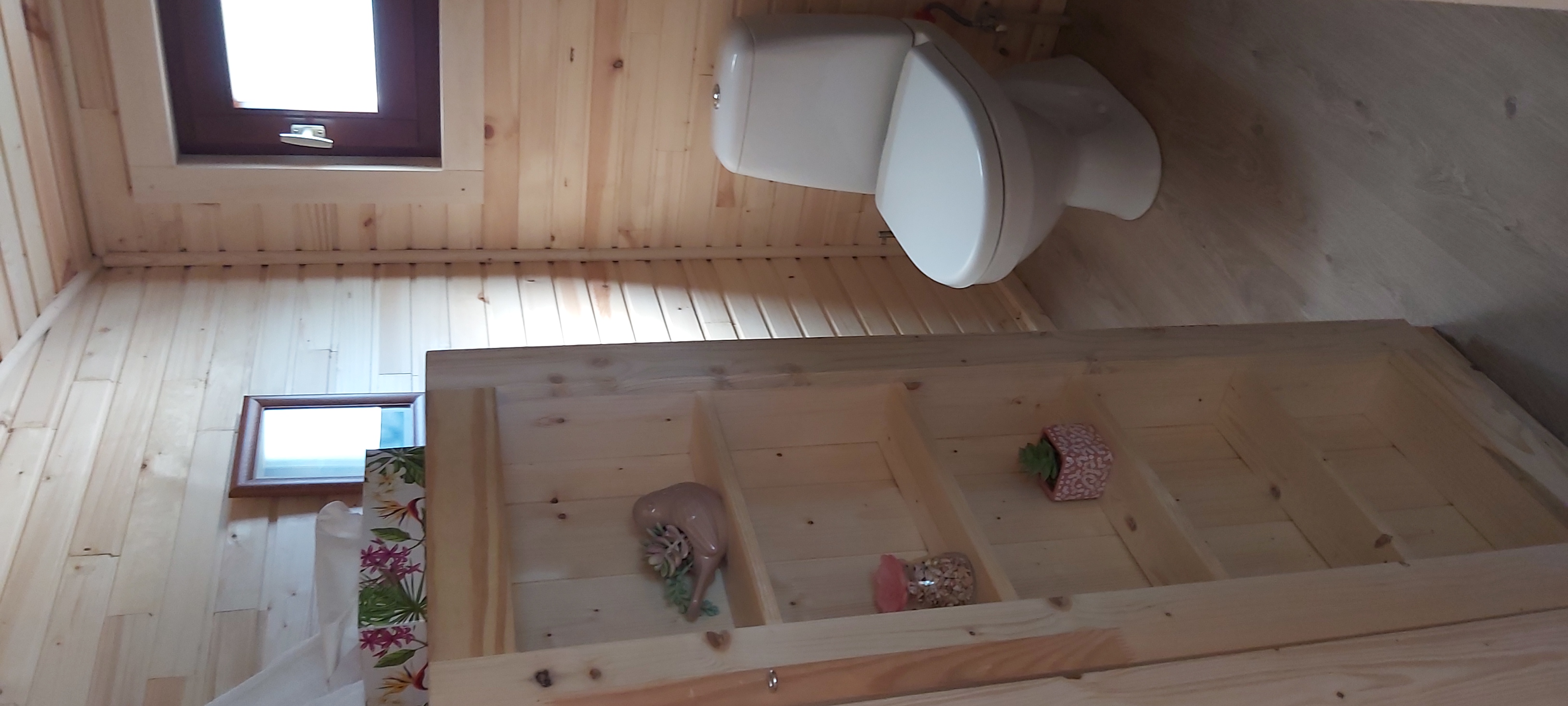Roulotte champêtre en Auvergne : un cocon familial au cœur de la nature à Vallon-En-Sully — salle de bain