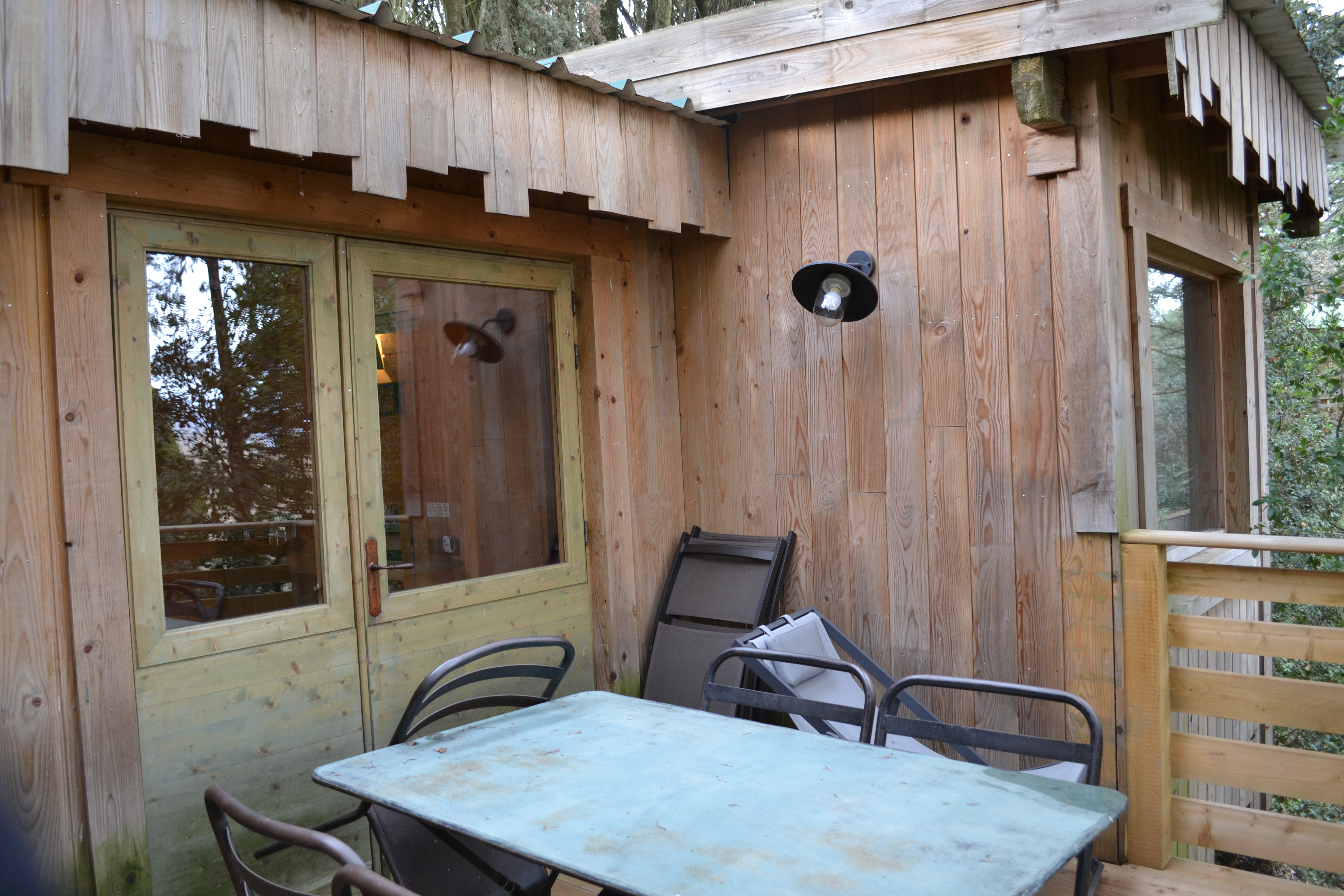 Cabane Fresnes : une expérience suspendue dans les arbres à Villalier — chambre