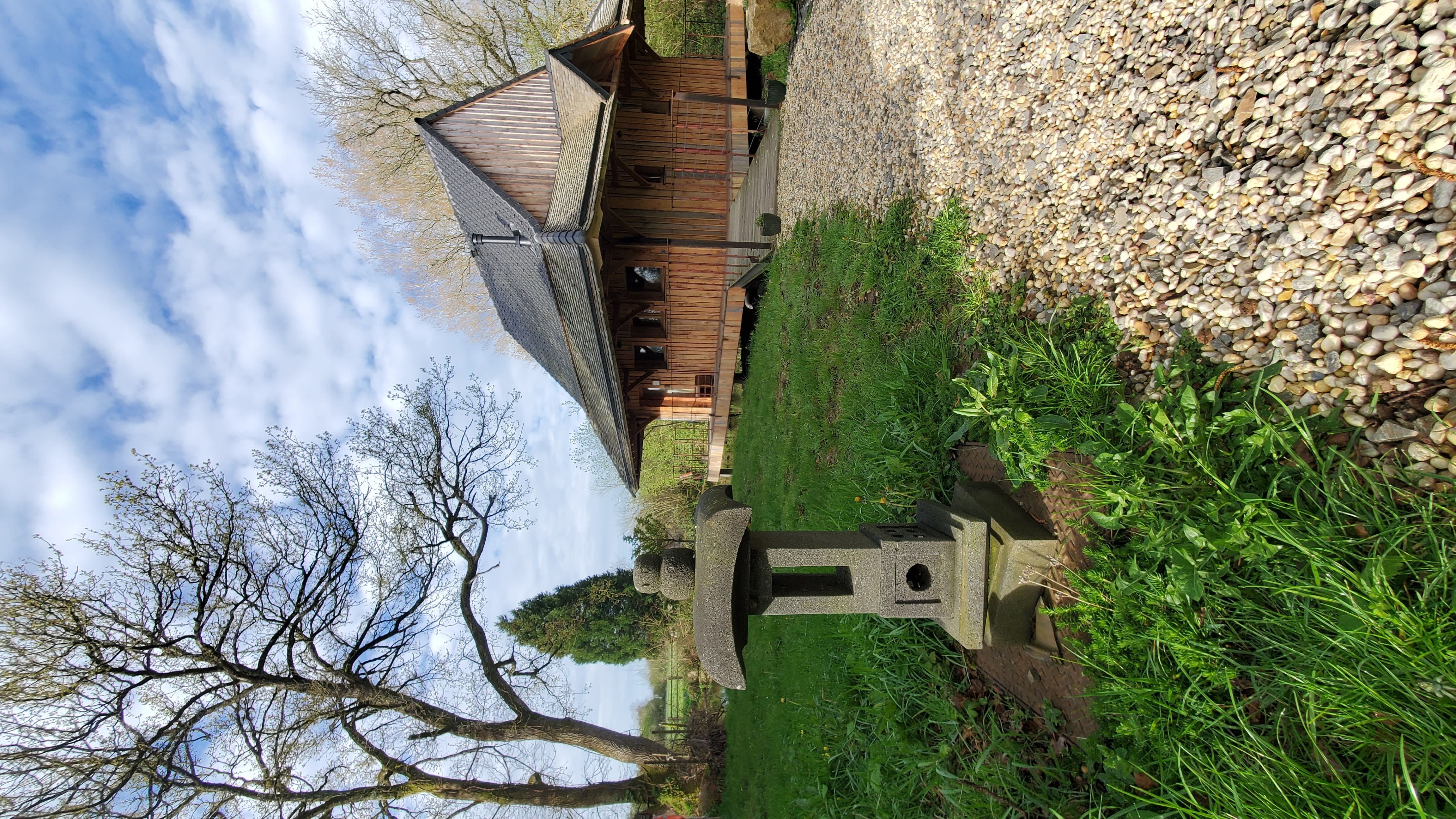 Le Pavillon Japonais : une cabane sur pilotis en pleine nature à Sainte-Honorine-La-Chardonne — chambre