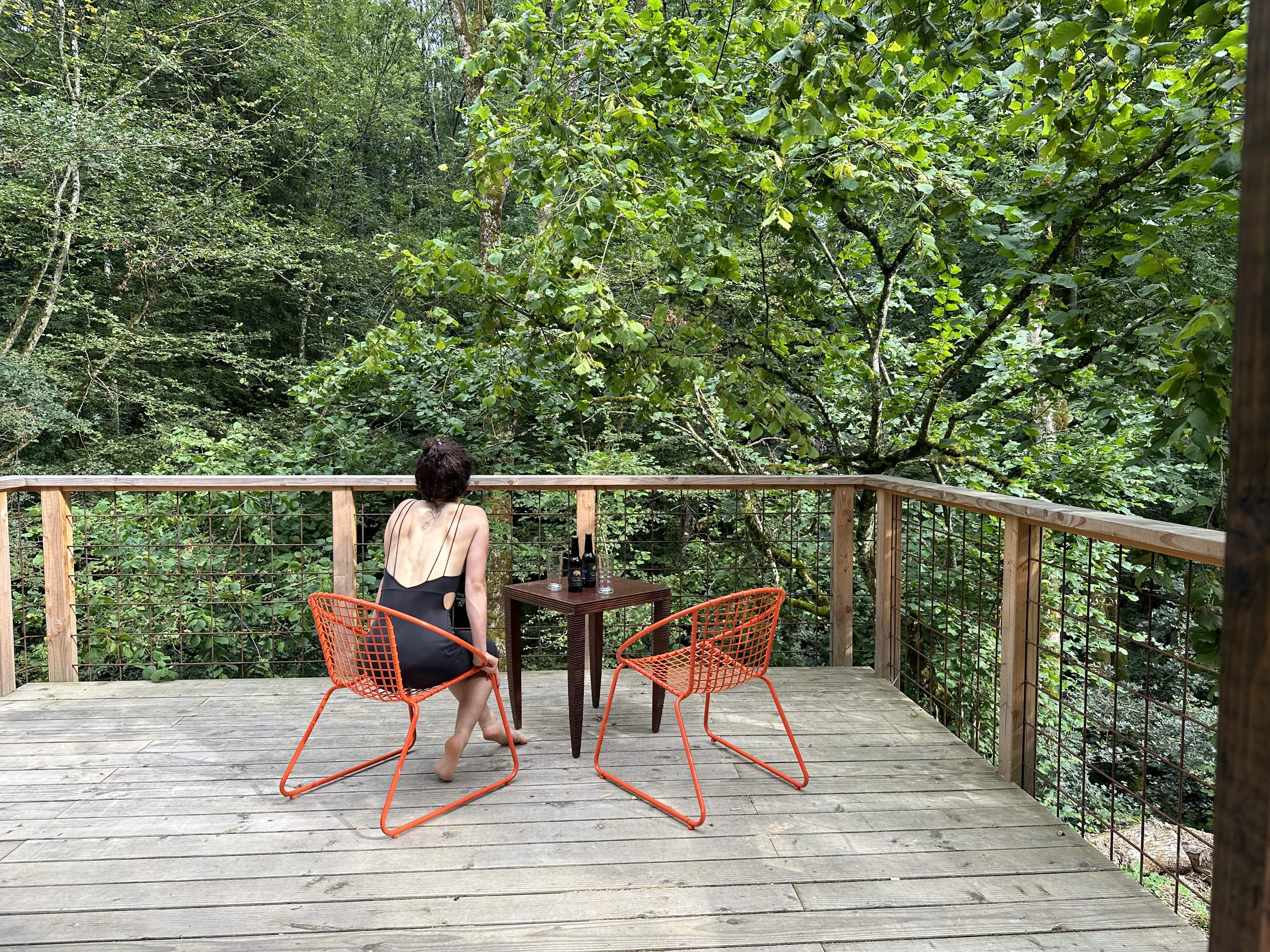 La Kioub - Une cabane sur pilotis au cœur des Jardins Secrets à Vaulx — espace de vie