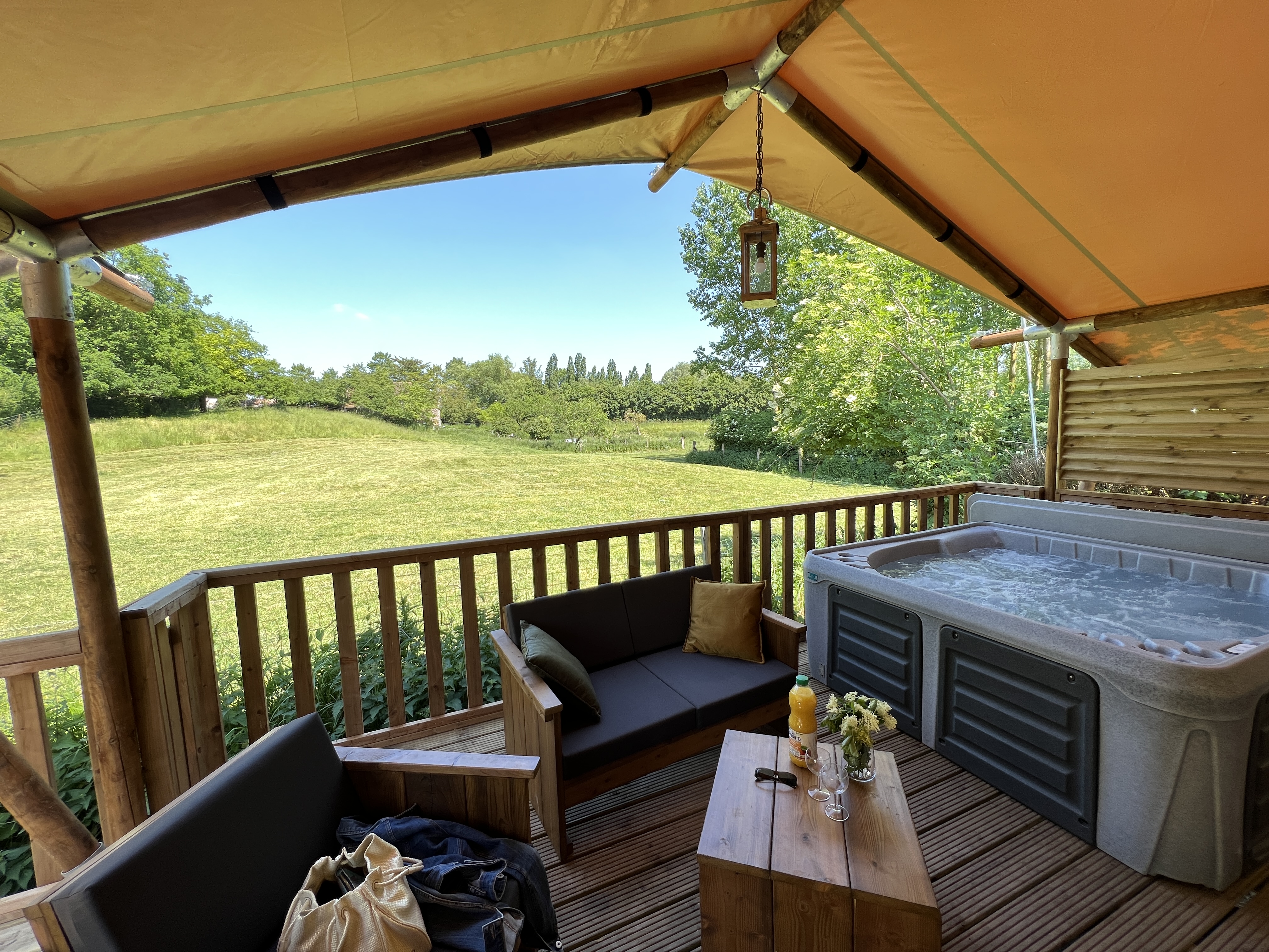 Tente Safari XXL sur Pilotis — Tente avec Spa à Oise à Bresles — vue intérieure