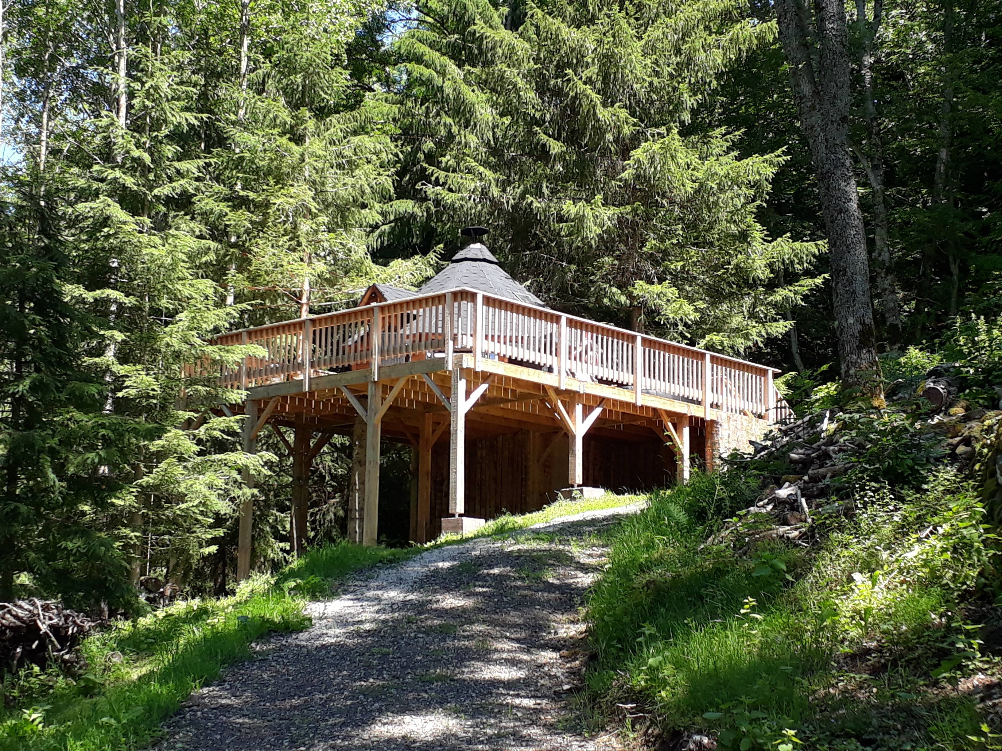 Cabane sur pilotis avec spa des Trappeurs en Auvergne — Cabane à Cheylade