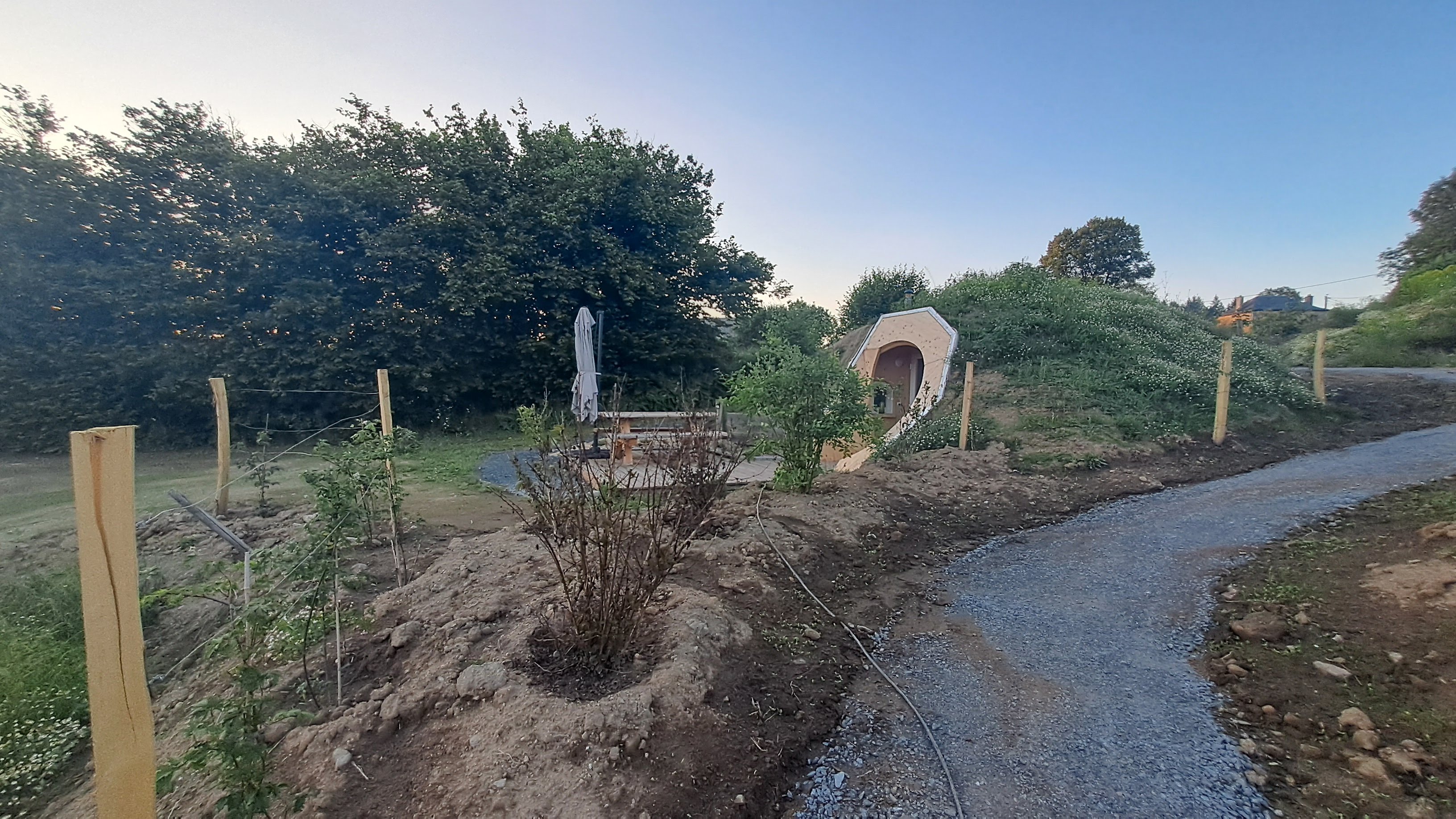 Nid merisier : une cabane végétalisée au cœur du Limousin à Neuvic — détail architectural