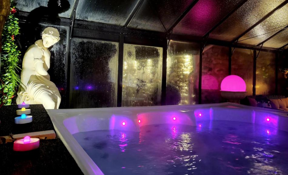 Love Gîte & Spa — Maison insolite avec jacuzzi à Côtes-d'Armor à Dinan — environnement naturel