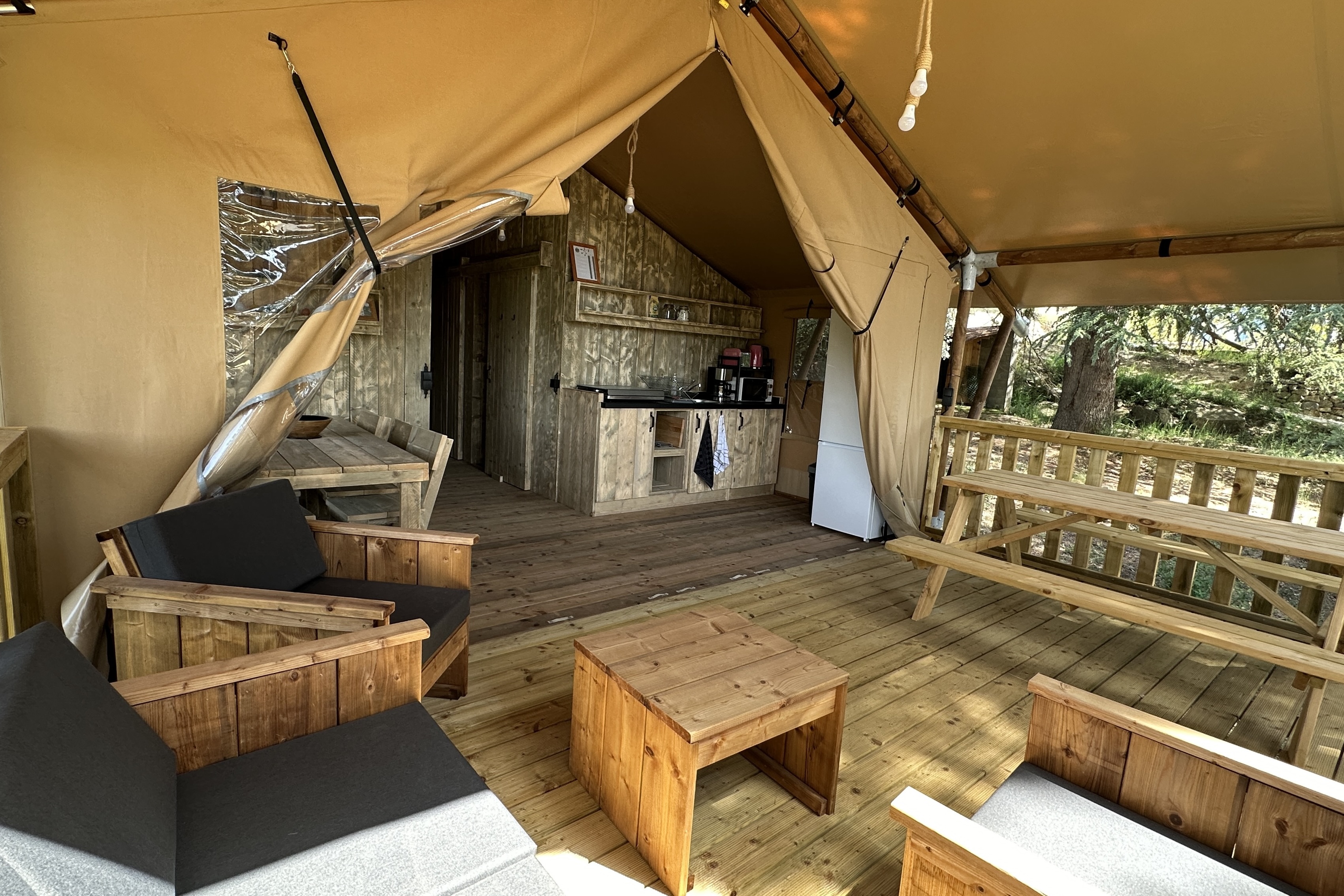 Tente l'Aven — Glamping avec spa et piscine à Aude à Gaja-et-Villedieu — détail architectural