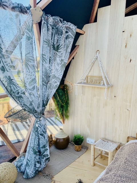 Un dôme enchanteur avec spa au cœur de la Dordogne à Lanouaille — détail architectural