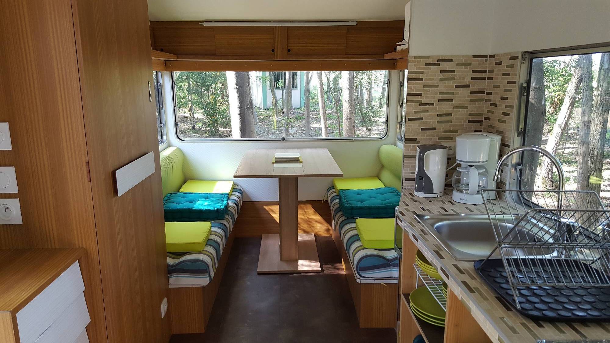 Évasion insolite dans une caravane au cœur de la Drôme à Châteauneuf Sur Isère — salle de bain