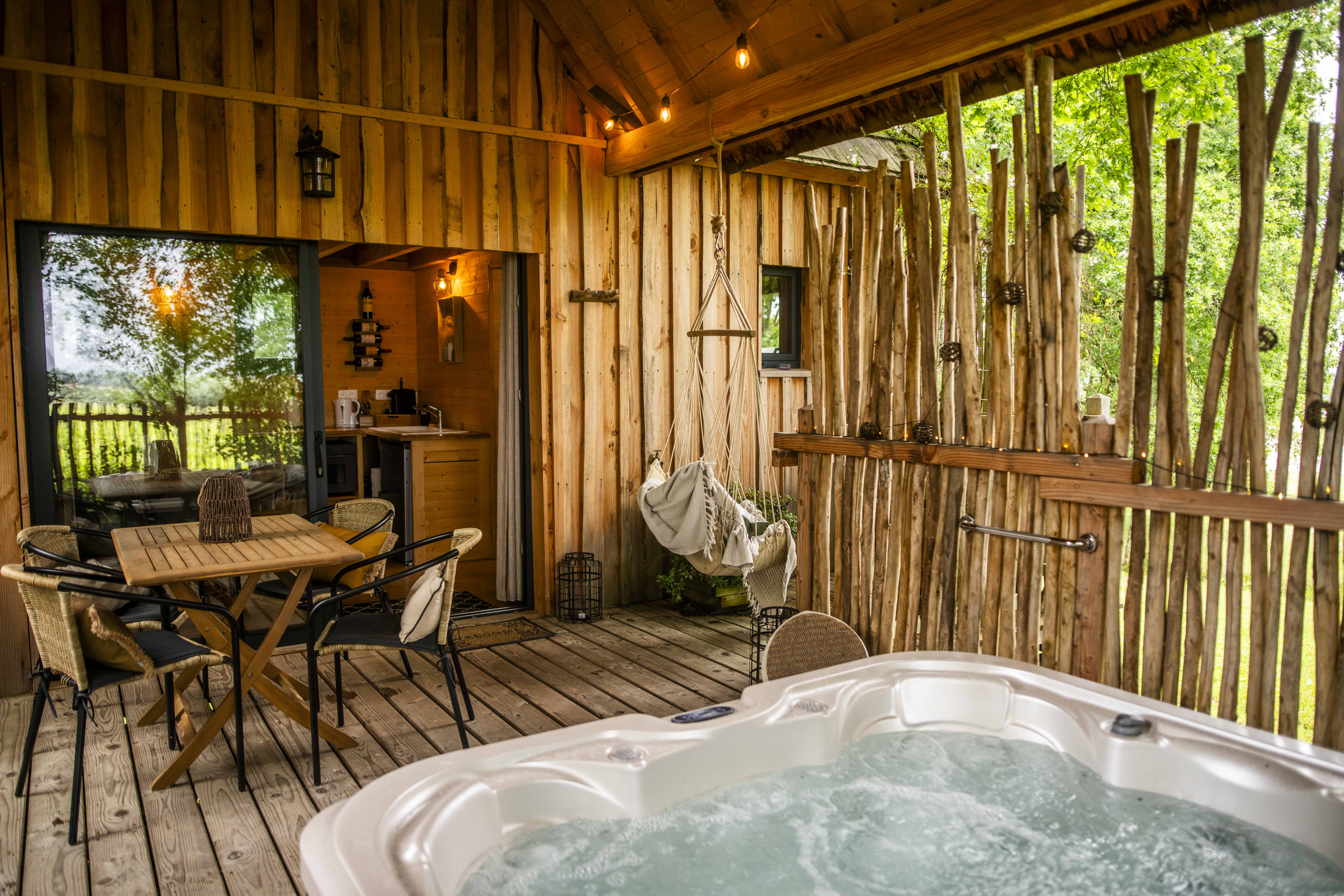 La Cabane le Carrelet & Spa : une expérience suspendue dans les arbres à Martillac — vue intérieure