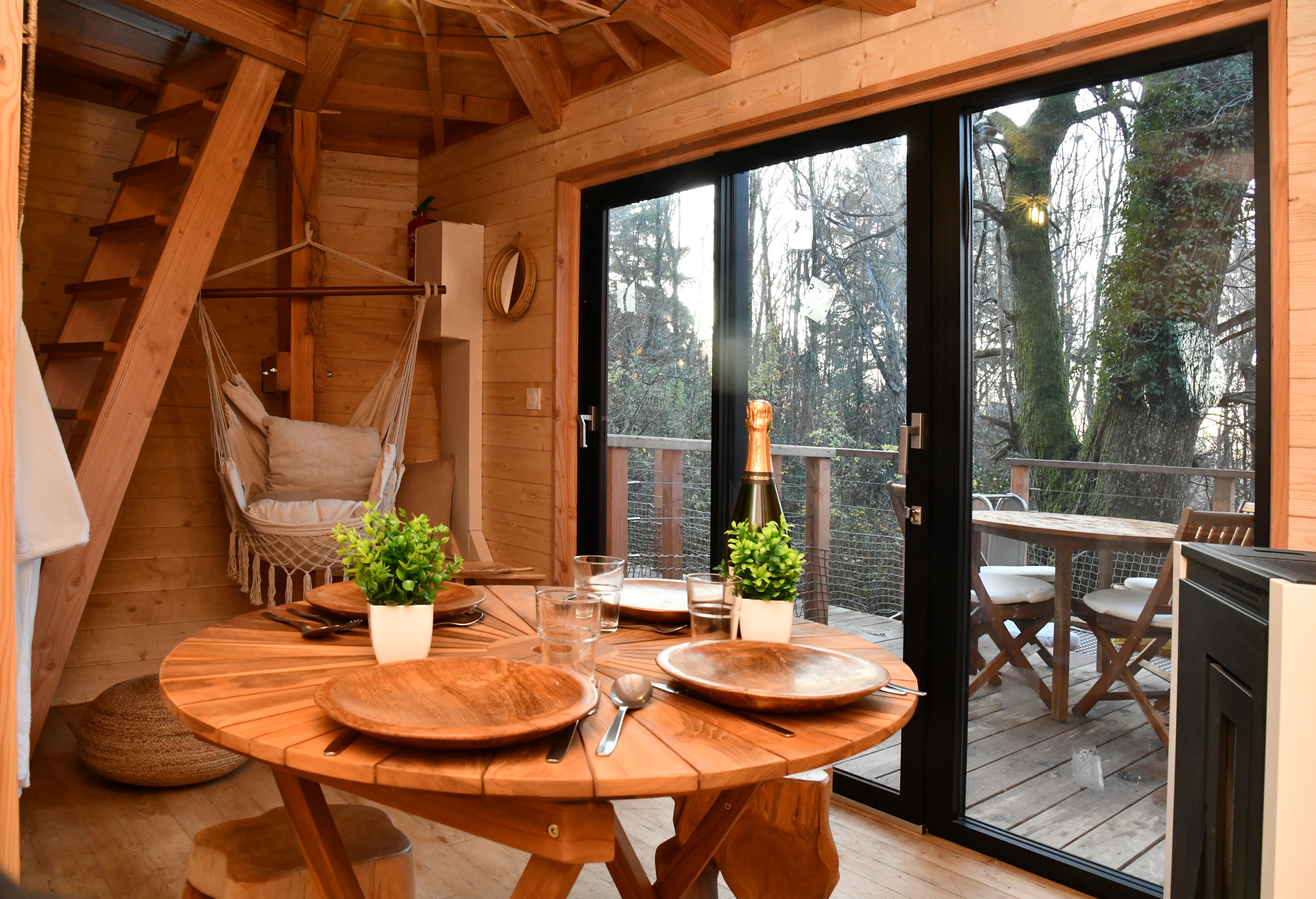 Évasion romantique dans une cabane SPA sur pilotis à Gillonnay — détail architectural