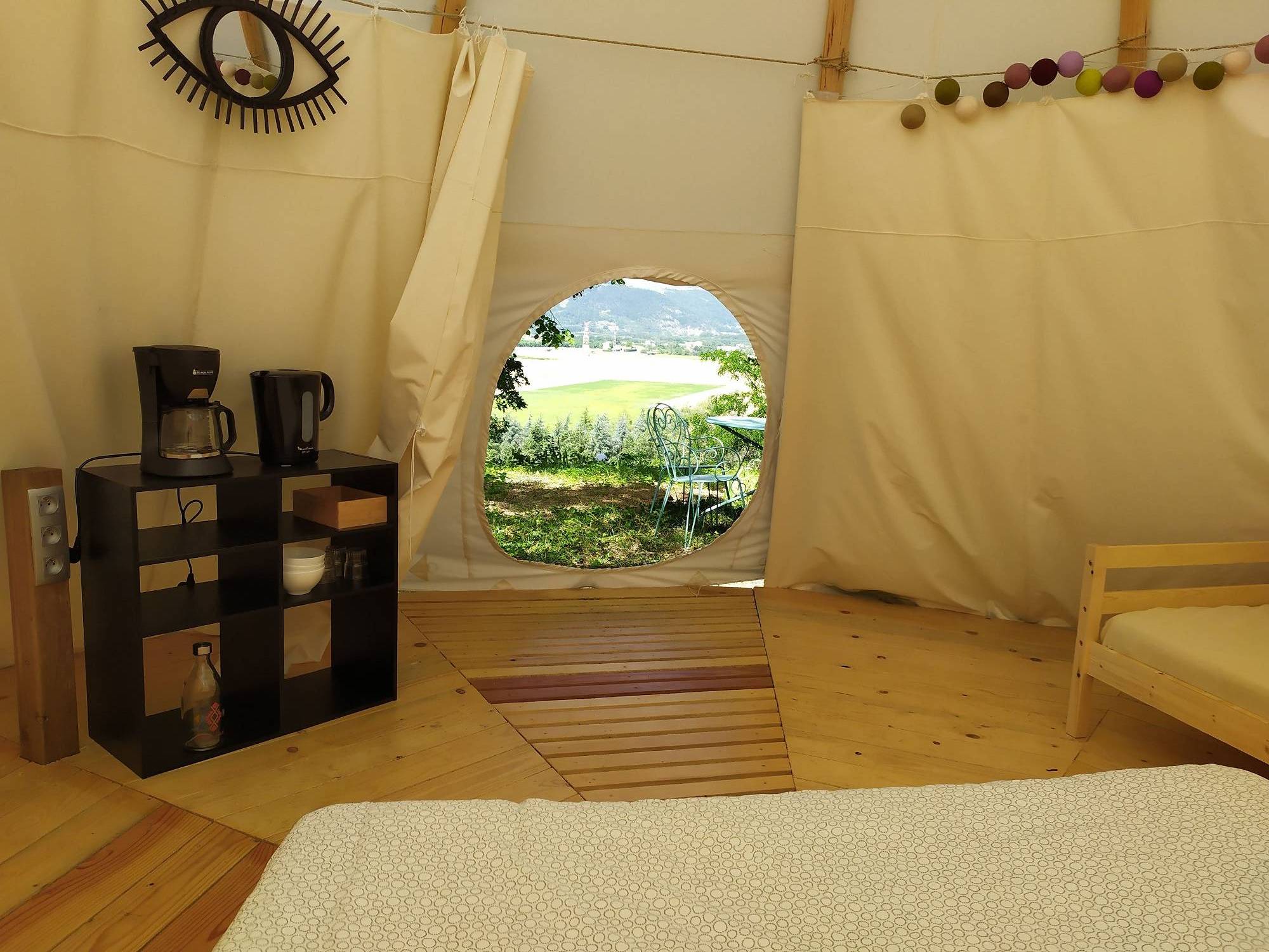 Un tipi d'Indiens au cœur de la Drôme à Albon — cuisine