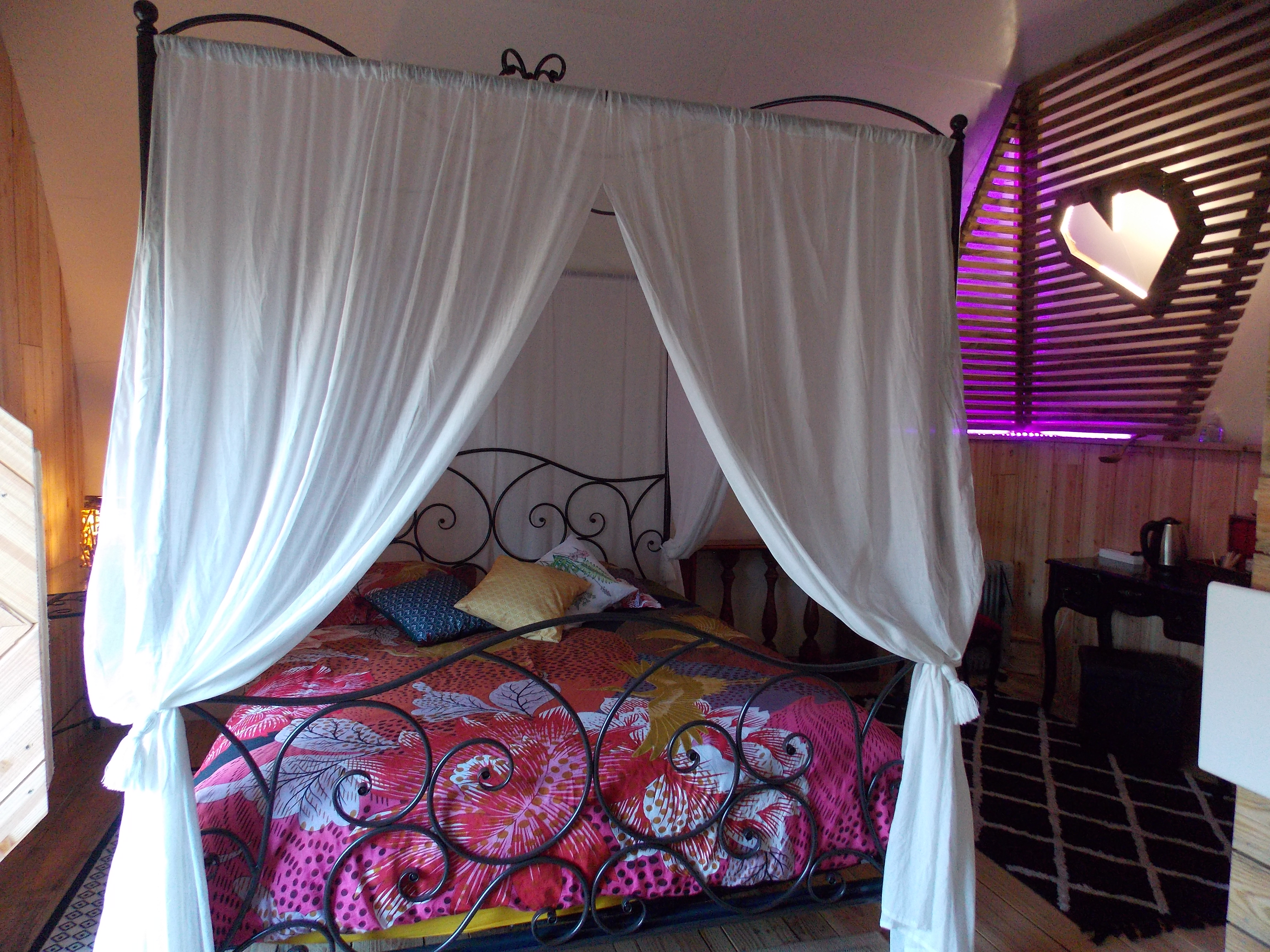 Maison de Hobbit Arwen & Spa — Nuit romantique en Isère à Saint-Quentin-sur-Isère — chambre