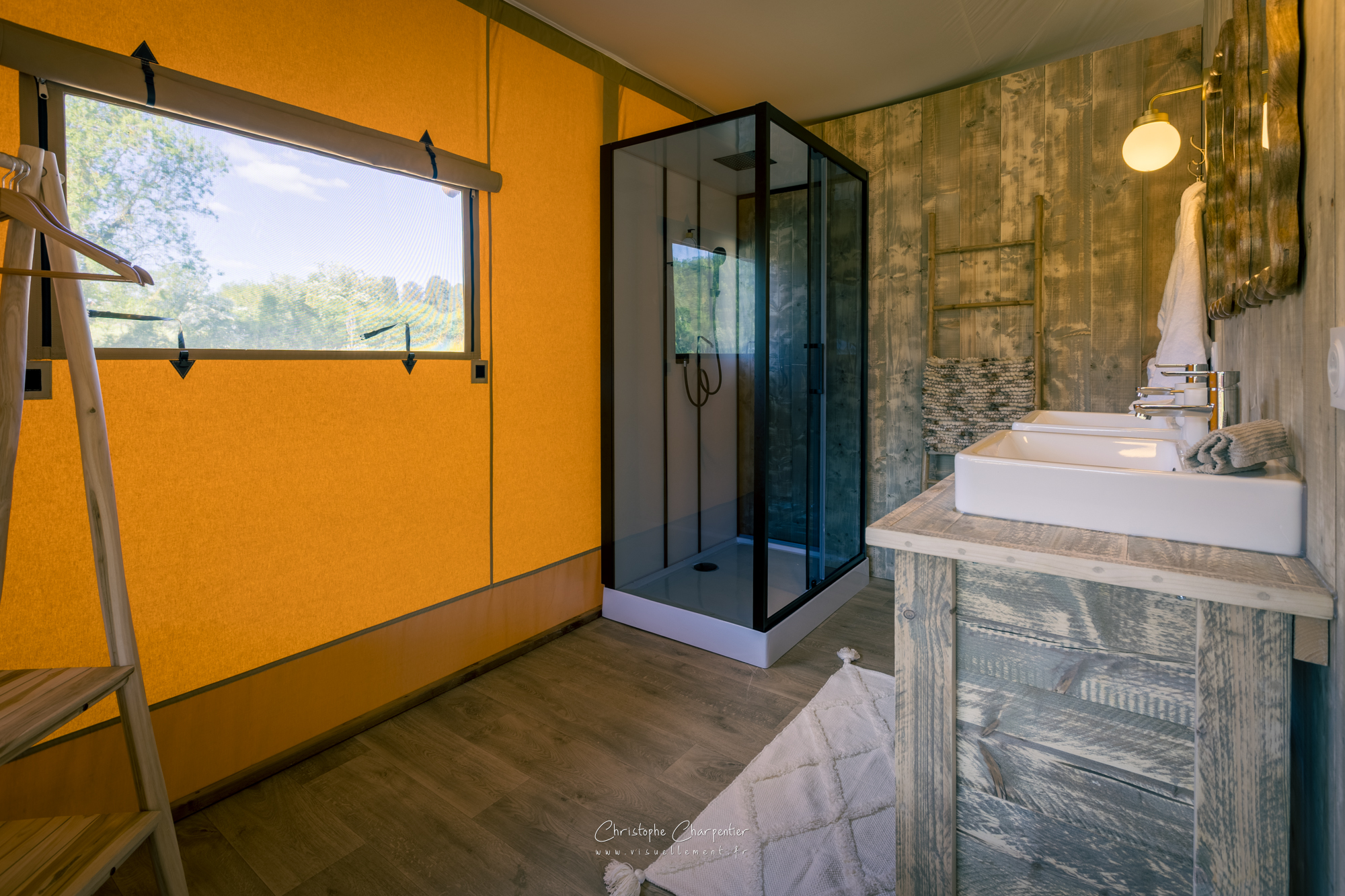 Calépine — Lodge safari avec bain nordique à Vienne à Bignoux — chambre