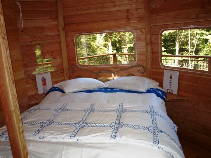 Cabane Vigie : une expérience suspendue dans les arbres à Cléder — salle de bain