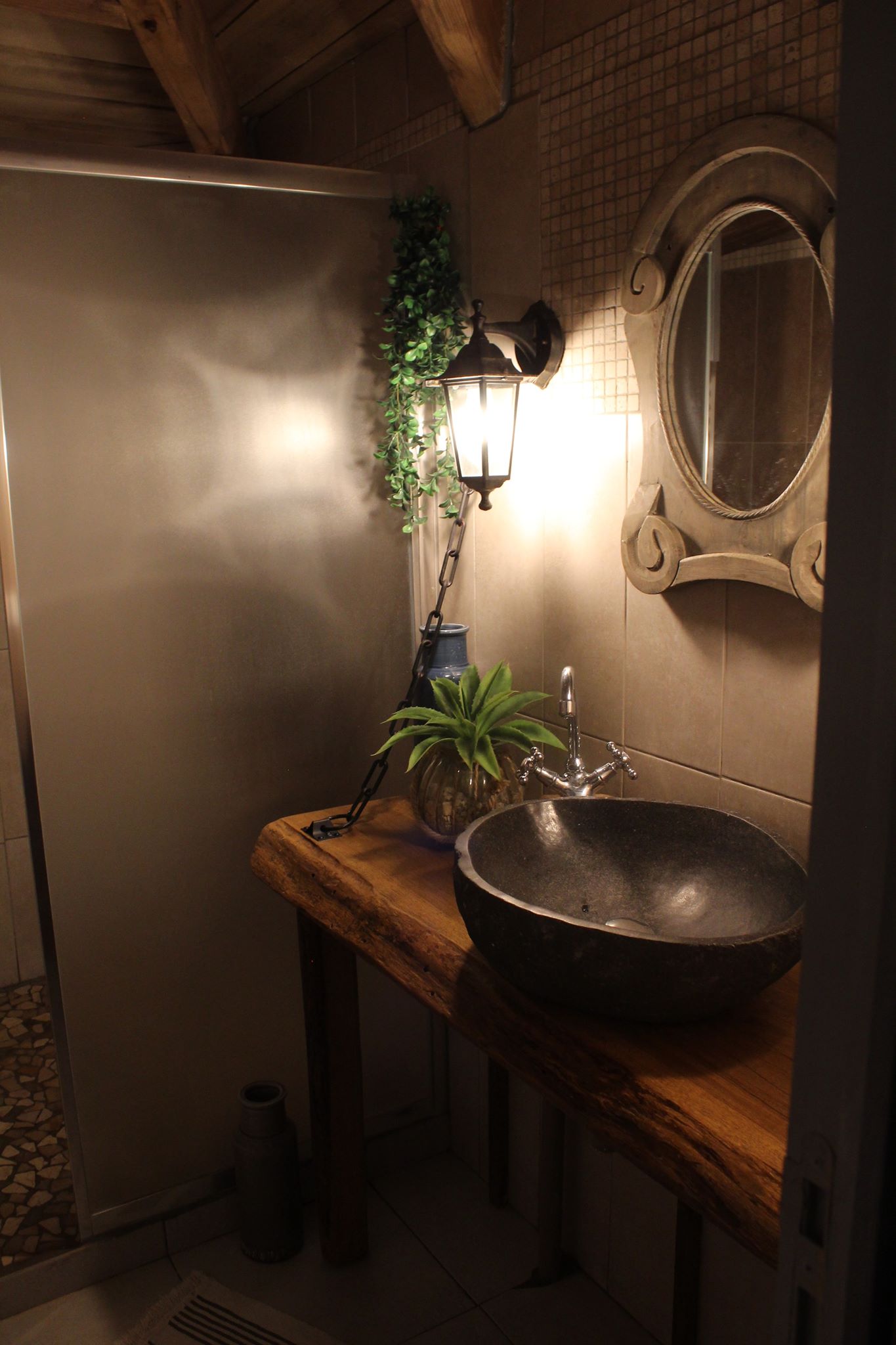 Maison Hobbit du Mas de Saillac — Maison insolite 4m de hauteur à Tarn-et-Garonne à Saint-Nicolas-de-la-Grave — salle de bain