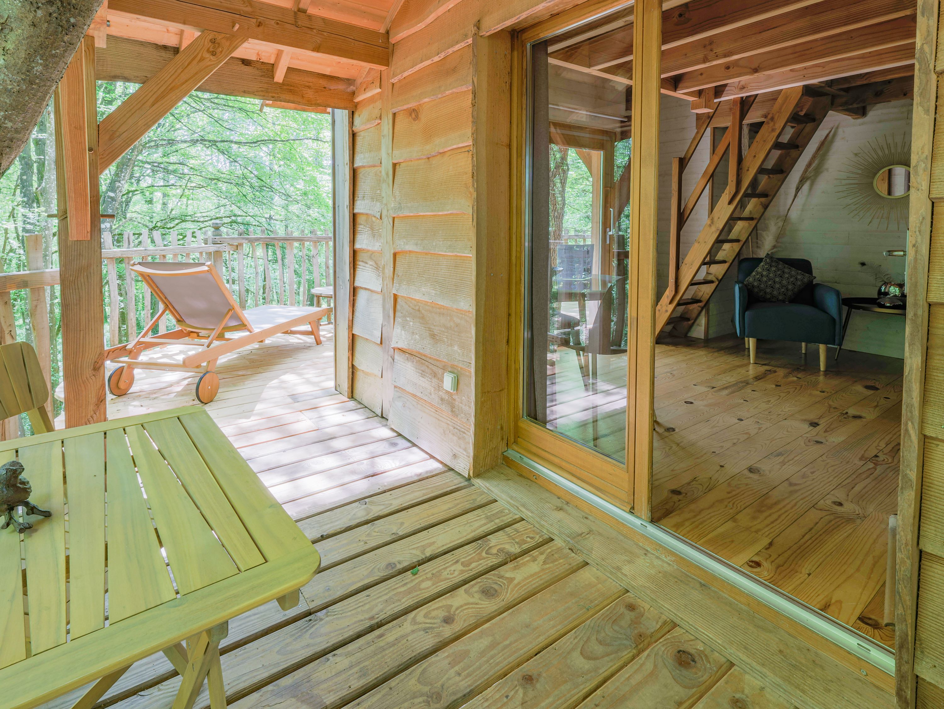 Évasion dans une cabane perchée avec spa en Aquitaine à Monsac — environnement naturel