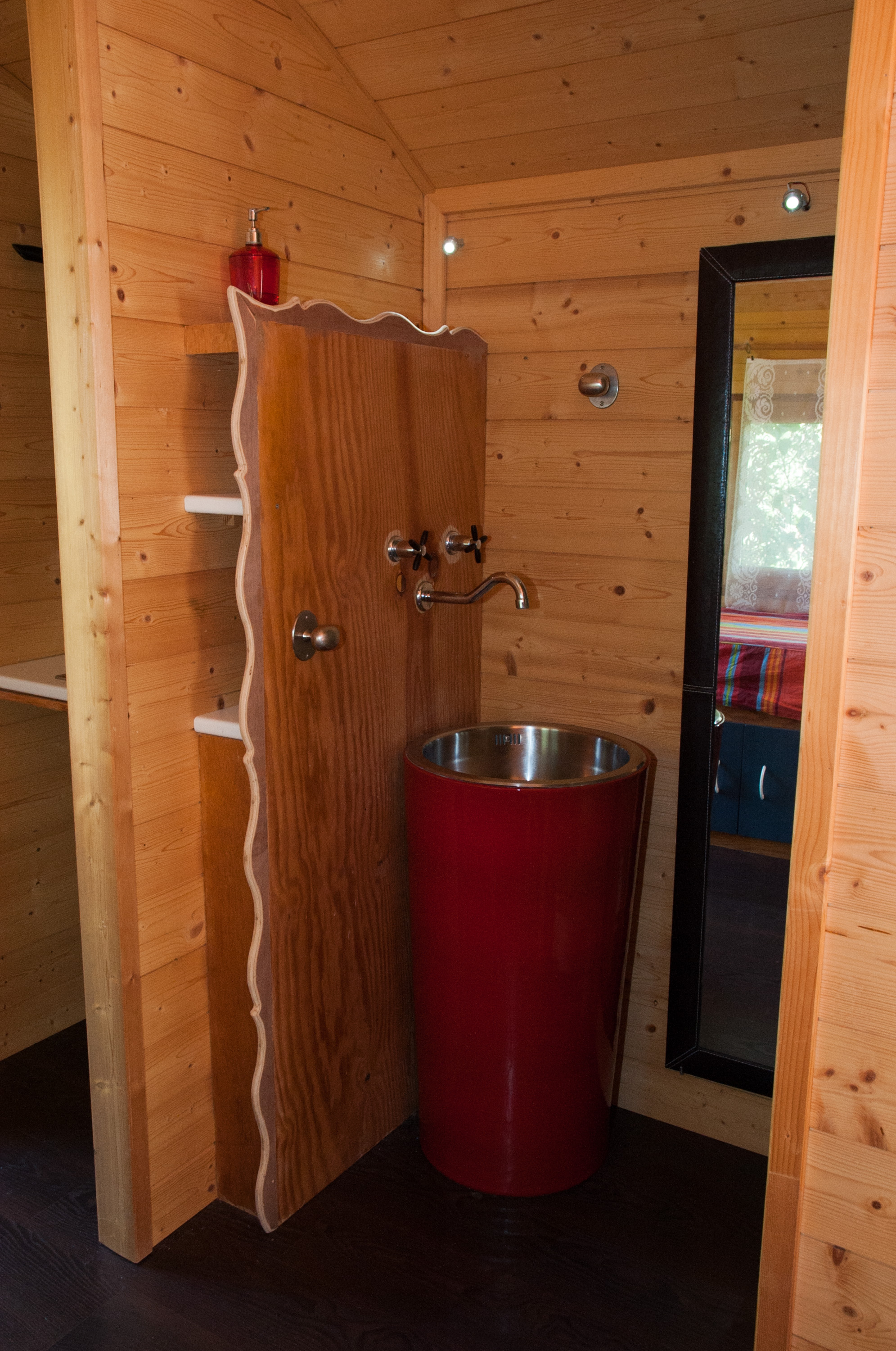 Évasion sensorielle dans une roulotte avec spa privatif en Provence à Lorgues — détail architectural