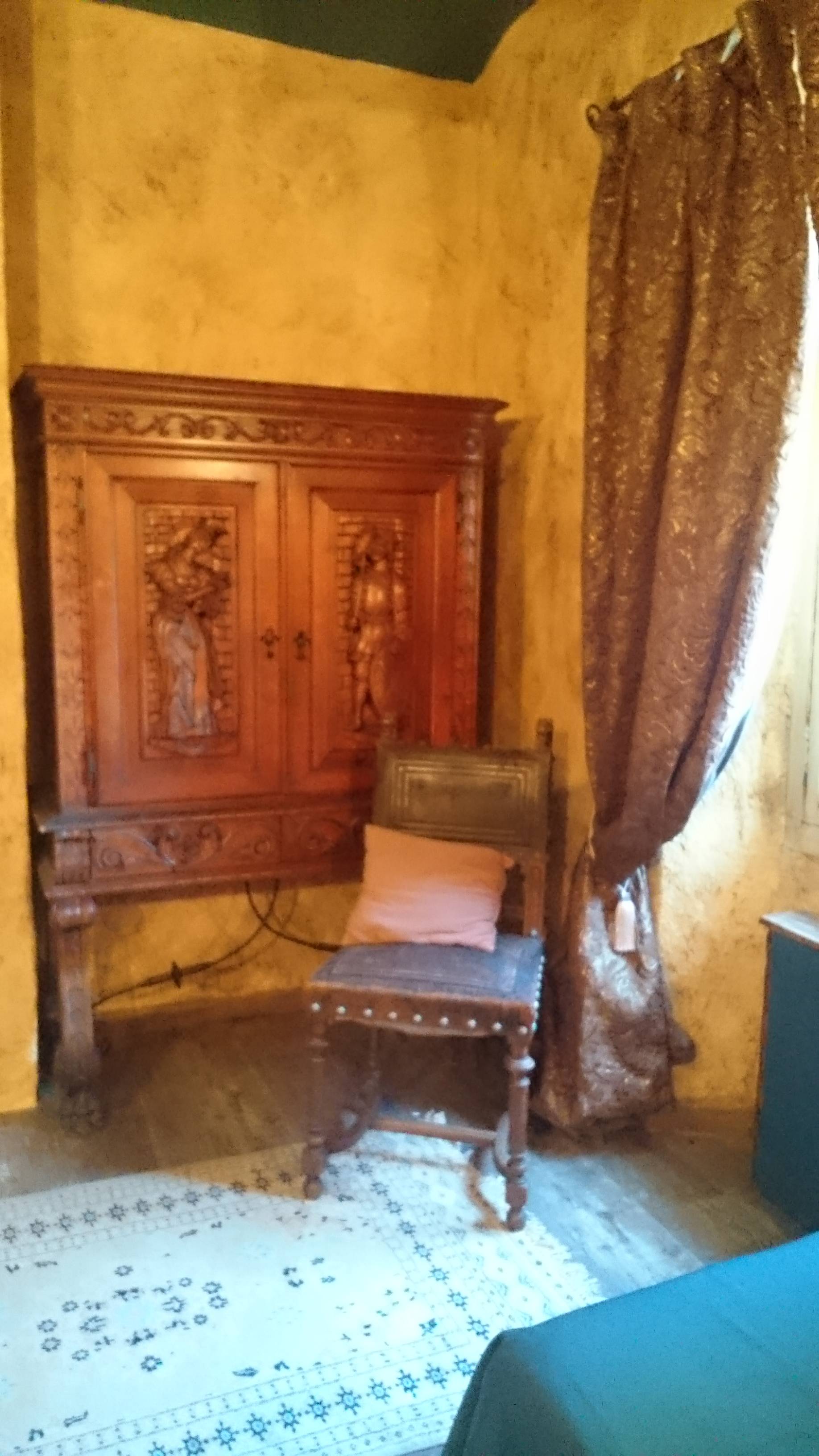 Le relais magique des Sorciers : une chambre à thème immersive à Servas — cuisine