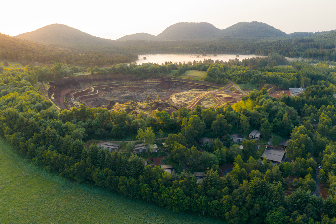 Lodge essentiel — Ecolodge avec vue sur le Volcan de Lemptégy à Puy-de-Dôme à Saint-Ours — détail architectural