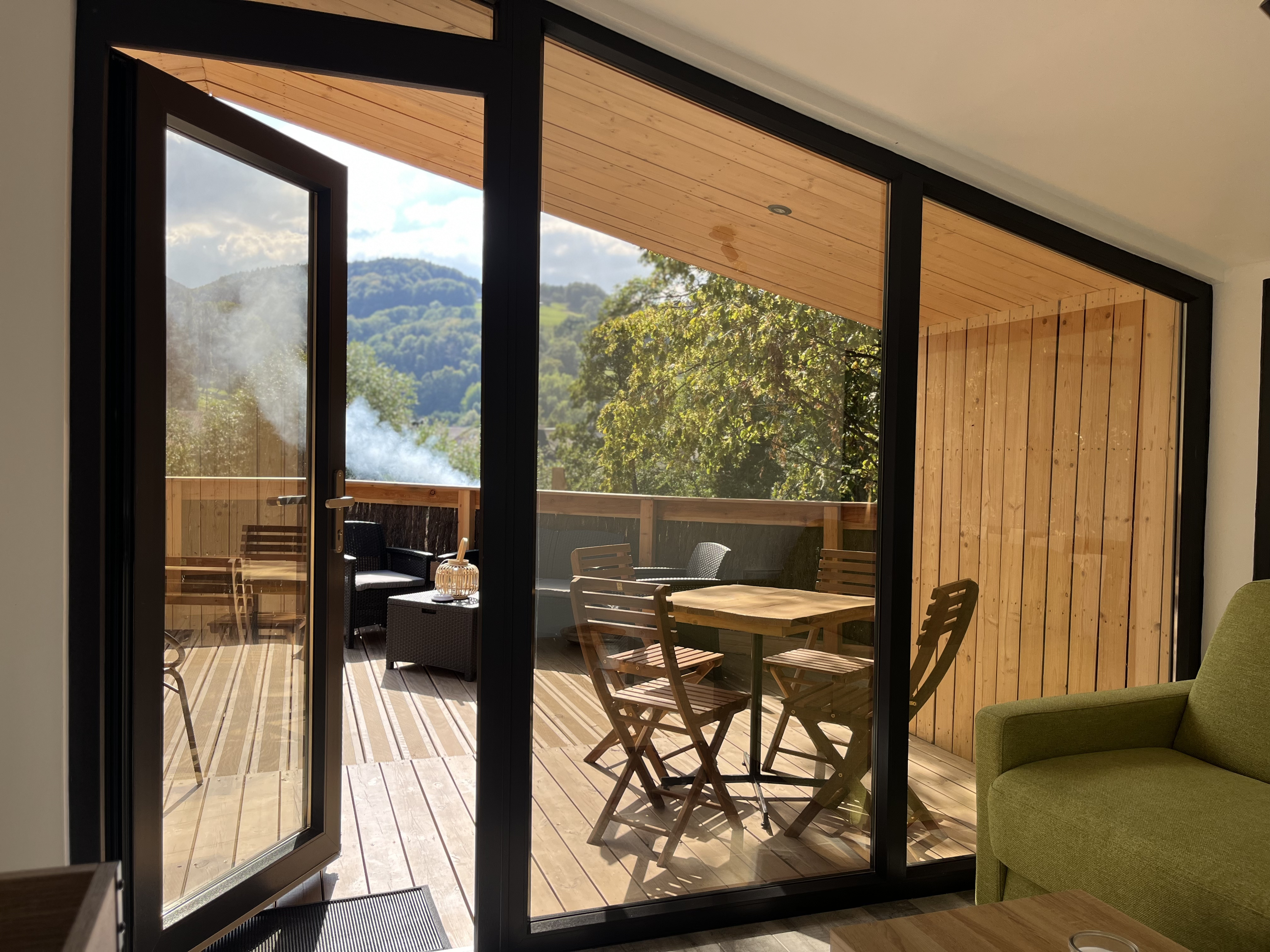 La Maison Cassiopée : une cabane avec bain nordique en Alsace à Orbey — environnement naturel