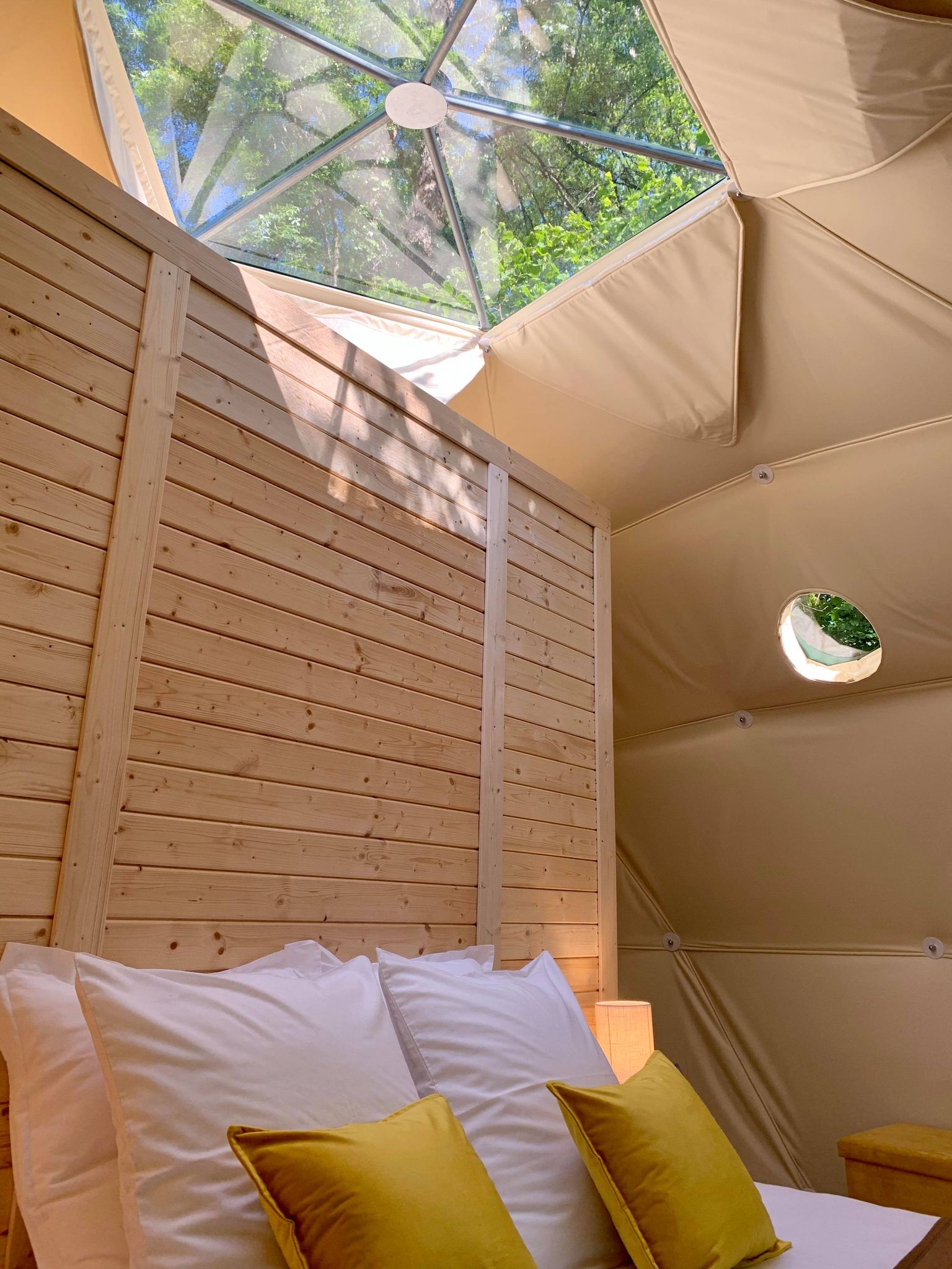 Géode Frêne Doré — Dôme avec spa à 180° sur la forêt en Gironde à Bruges — environnement naturel