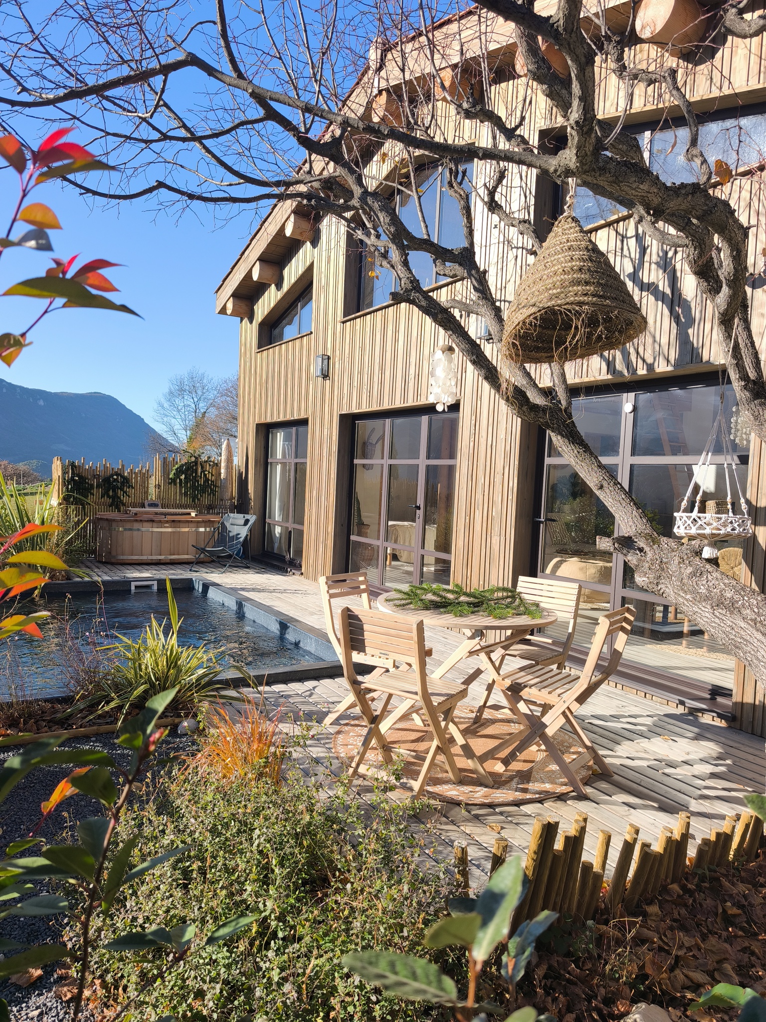 LODGE DES BARONNIES — Maison insolite avec spa et piscine à Drôme à Die — vue intérieure