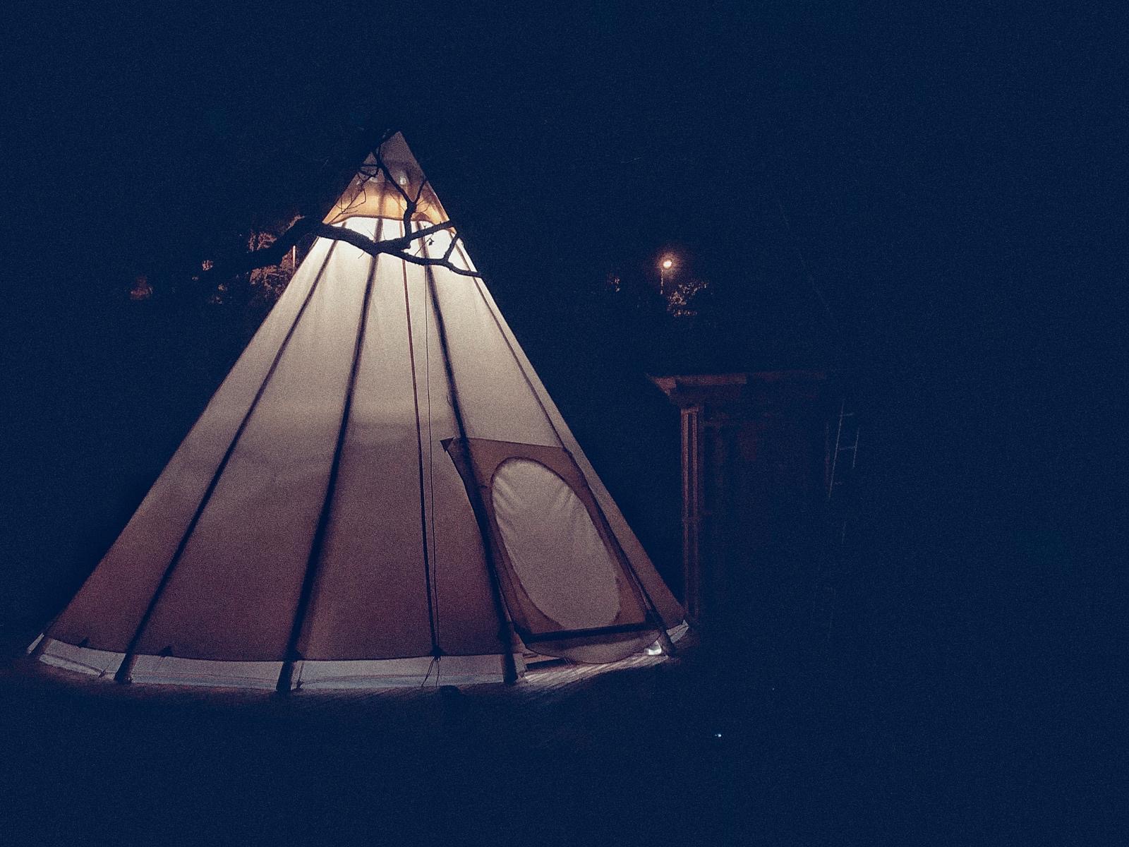 La Tribu des Ocres — Nuit conviviale dans un Tipi avec terrasse à Vaucluse à Fontaine-de-Vaucluse — détail architectural